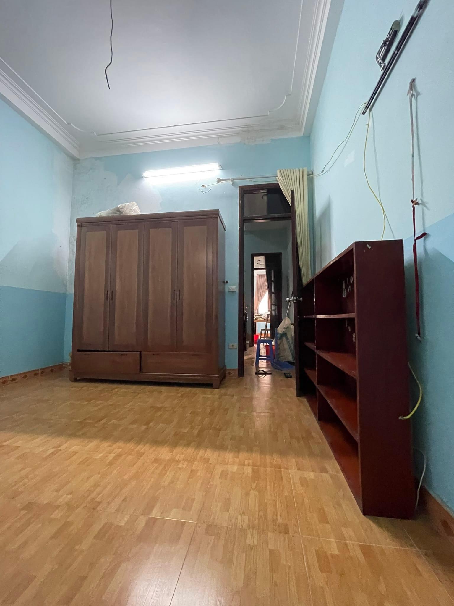 Bán nhà Cầu Giấy ,nhà phố Cầu Giấy ,kinh doanh , ô tô 45mX5tầng ,5.5tỷ Bán nhà Cầu Giấy nhà phố Cầu Giấy vị trí trung tâm quận Cầu Giấy , gần phố Nguyễn khang , đường Láng , Dương Quảng Hàm , Nguyễn Văn Huyên nhiều tiện ích giao thông thuận lợi, gần quận ủy Cầu Giấy,bệnh viện GTVT, gần TTTM, đh Giao Thông , đh Thủ Đô , đh Ngoại Thương,đh Sư Phạm ,công viên Cầu Giấy , công viên Thủ Lệ ,bãi xe……+ Nhà thiết kế 5 tầng đẹp sang trọng nội thất tiện nghi.- Tầng 1 ; khách + bếp . - Tầng 2 3 4: mỗi tầng phòng ngủ, 1 vệ sinh, các phòng full giường tủ, thiết bị. - Tầng 5 phòng thờ, sân phơi. Liên hệ Huấn chuyên bán nhà Cầu Giấy để được tư vấn và xem nhà miễn phí sđt:0971035098(Tôi có rất nhiều nhà phố Cầu Giấy với phân khúc khác nhau!)