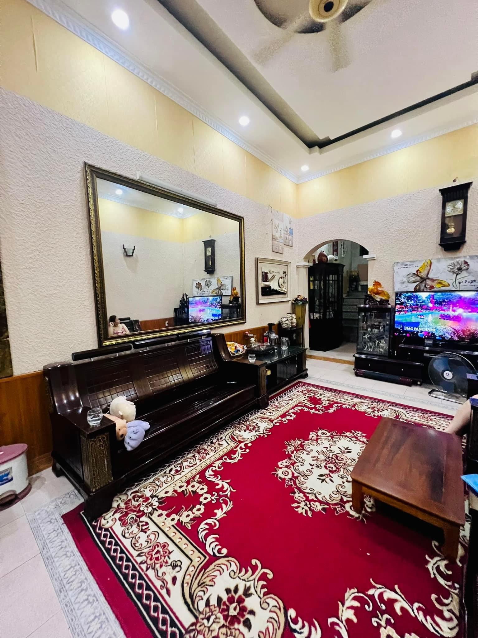 Bán nhà Cầu Giấy ,nhà phố Cầu Giấy ,kinh doanh , ô tô 45mX5tầng ,5.5tỷ Bán nhà Cầu Giấy nhà phố Cầu Giấy vị trí trung tâm quận Cầu Giấy , gần phố Nguyễn khang , đường Láng , Dương Quảng Hàm , Nguyễn Văn Huyên nhiều tiện ích giao thông thuận lợi, gần quận ủy Cầu Giấy,bệnh viện GTVT, gần TTTM, đh Giao Thông , đh Thủ Đô , đh Ngoại Thương,đh Sư Phạm ,công viên Cầu Giấy , công viên Thủ Lệ ,bãi xe……+ Nhà thiết kế 5 tầng đẹp sang trọng nội thất tiện nghi.- Tầng 1 ; khách + bếp . - Tầng 2 3 4: mỗi tầng phòng ngủ, 1 vệ sinh, các phòng full giường tủ, thiết bị. - Tầng 5 phòng thờ, sân phơi. Liên hệ Huấn chuyên bán nhà Cầu Giấy để được tư vấn và xem nhà miễn phí sđt:0971035098(Tôi có rất nhiều nhà phố Cầu Giấy với phân khúc khác nhau!)