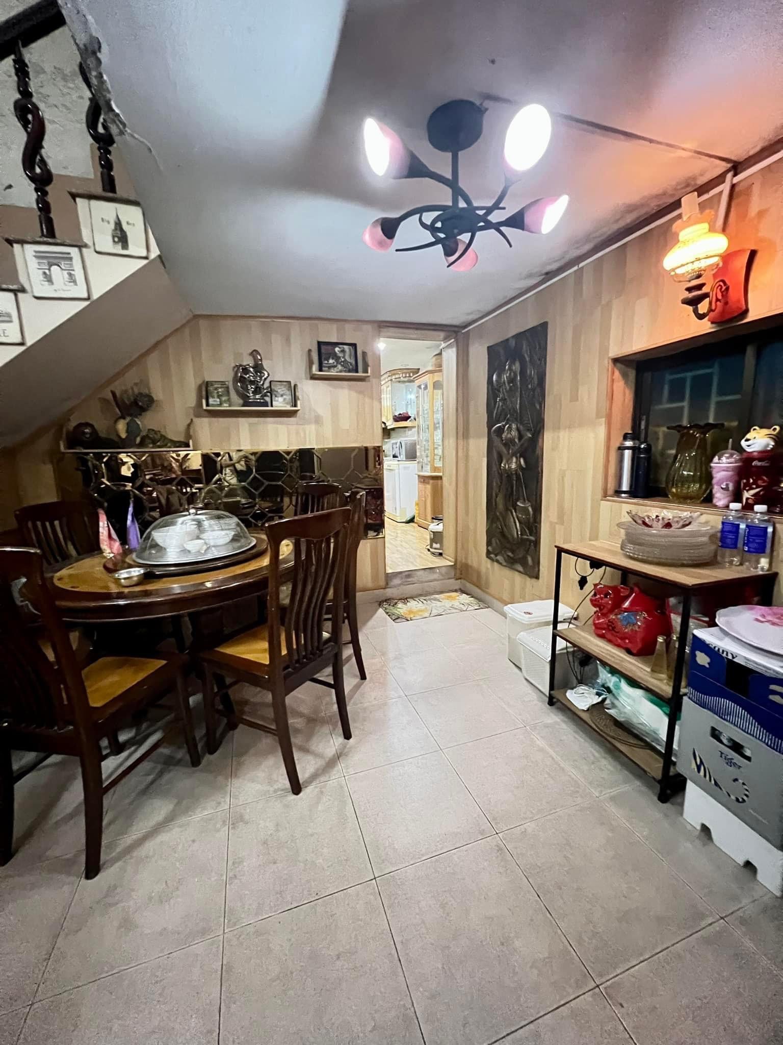 Bán nhà Cầu Giấy ,nhà phố Cầu Giấy ,kinh doanh , ô tô 45mX5tầng ,5.5tỷ Bán nhà Cầu Giấy nhà phố Cầu Giấy vị trí trung tâm quận Cầu Giấy , gần phố Nguyễn khang , đường Láng , Dương Quảng Hàm , Nguyễn Văn Huyên nhiều tiện ích giao thông thuận lợi, gần quận ủy Cầu Giấy,bệnh viện GTVT, gần TTTM, đh Giao Thông , đh Thủ Đô , đh Ngoại Thương,đh Sư Phạm ,công viên Cầu Giấy , công viên Thủ Lệ ,bãi xe……+ Nhà thiết kế 5 tầng đẹp sang trọng nội thất tiện nghi.- Tầng 1 ; khách + bếp . - Tầng 2 3 4: mỗi tầng phòng ngủ, 1 vệ sinh, các phòng full giường tủ, thiết bị. - Tầng 5 phòng thờ, sân phơi. Liên hệ Huấn chuyên bán nhà Cầu Giấy để được tư vấn và xem nhà miễn phí sđt:0971035098(Tôi có rất nhiều nhà phố Cầu Giấy với phân khúc khác nhau!)
