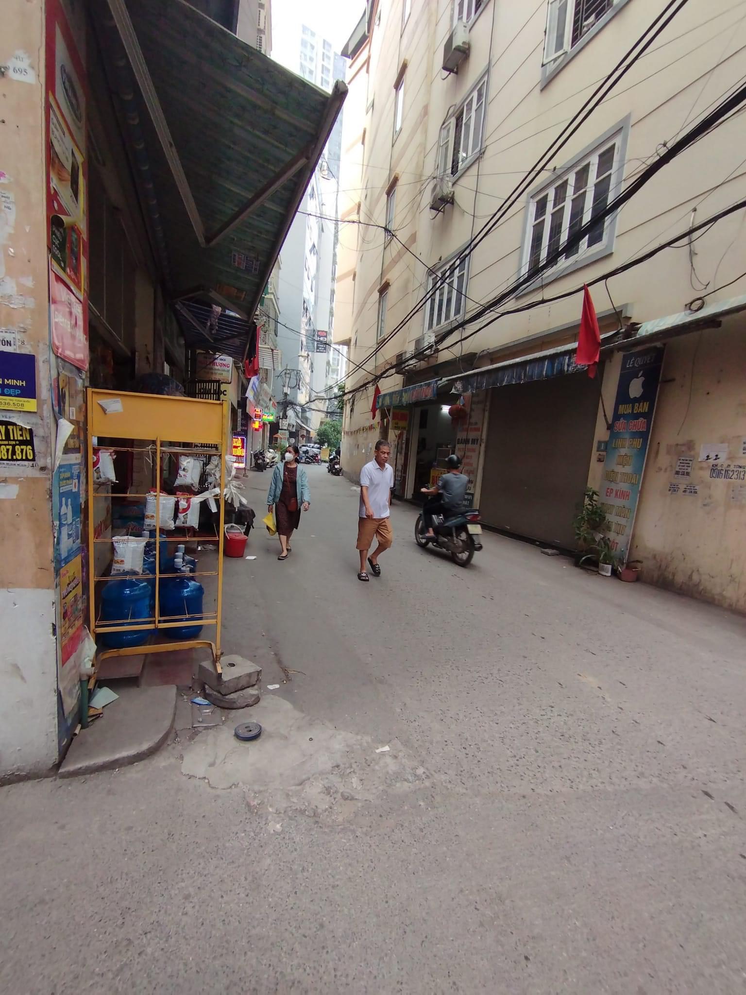 Bán nhà Cầu Giấy ,nhà phố Cầu Giấy ,kinh doanh , ô tô 45mX5tầng ,5.5tỷ Bán nhà Cầu Giấy nhà phố Cầu Giấy vị trí trung tâm quận Cầu Giấy , gần phố Nguyễn khang , đường Láng , Dương Quảng Hàm , Nguyễn Văn Huyên nhiều tiện ích giao thông thuận lợi, gần quận ủy Cầu Giấy,bệnh viện GTVT, gần TTTM, đh Giao Thông , đh Thủ Đô , đh Ngoại Thương,đh Sư Phạm ,công viên Cầu Giấy , công viên Thủ Lệ ,bãi xe……+ Nhà thiết kế 5 tầng đẹp sang trọng nội thất tiện nghi.- Tầng 1 ; khách + bếp . - Tầng 2 3 4: mỗi tầng phòng ngủ, 1 vệ sinh, các phòng full giường tủ, thiết bị. - Tầng 5 phòng thờ, sân phơi. Liên hệ Huấn chuyên bán nhà Cầu Giấy để được tư vấn và xem nhà miễn phí sđt:0971035098(Tôi có rất nhiều nhà phố Cầu Giấy với phân khúc khác nhau!)