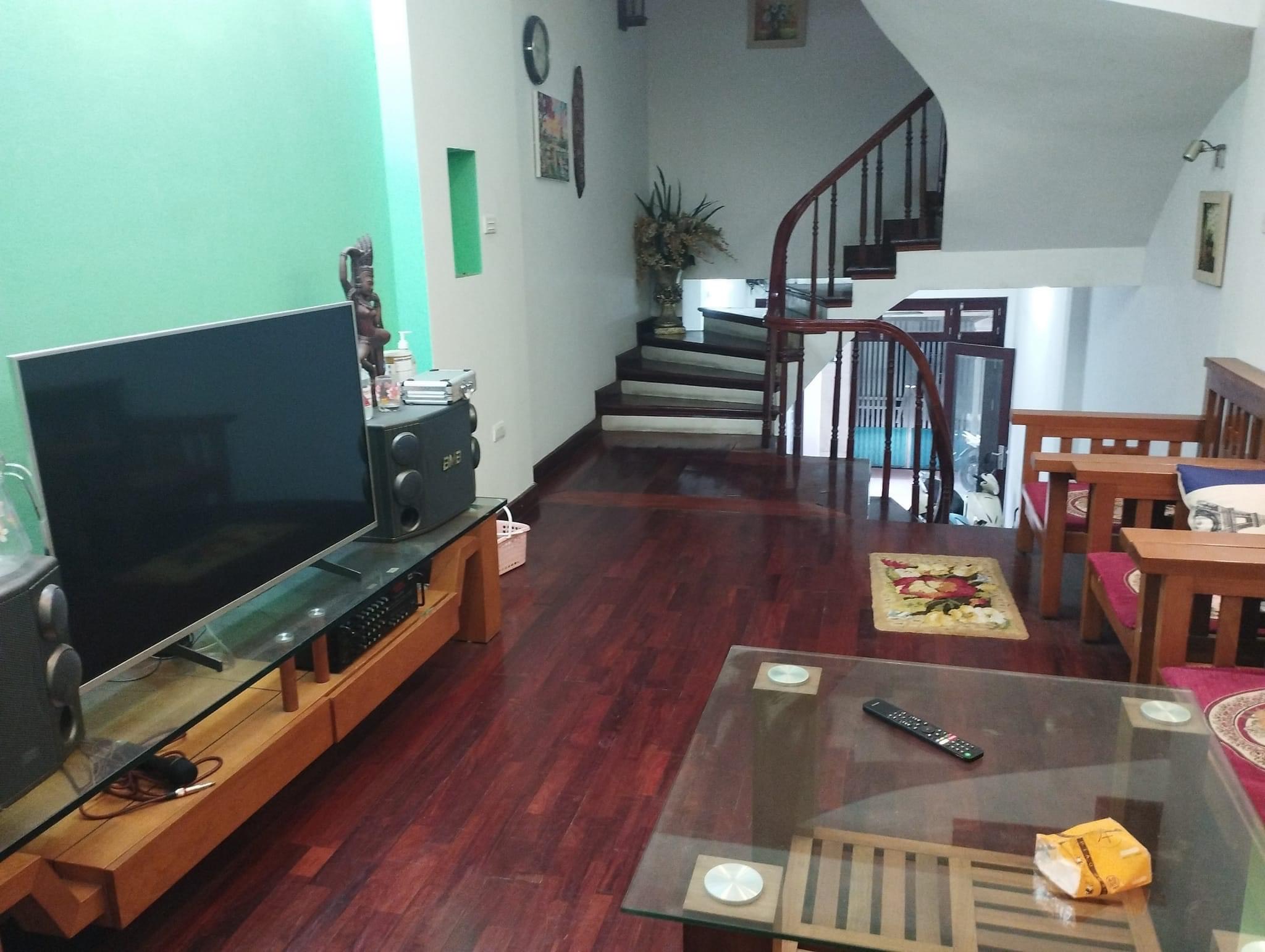 Bán nhà Cầu Giấy ,nhà phố Cầu Giấy ,kinh doanh , ô tô 45mX5tầng ,5.5tỷ Bán nhà Cầu Giấy nhà phố Cầu Giấy vị trí trung tâm quận Cầu Giấy , gần phố Nguyễn khang , đường Láng , Dương Quảng Hàm , Nguyễn Văn Huyên nhiều tiện ích giao thông thuận lợi, gần quận ủy Cầu Giấy,bệnh viện GTVT, gần TTTM, đh Giao Thông , đh Thủ Đô , đh Ngoại Thương,đh Sư Phạm ,công viên Cầu Giấy , công viên Thủ Lệ ,bãi xe……+ Nhà thiết kế 5 tầng đẹp sang trọng nội thất tiện nghi.- Tầng 1 ; khách + bếp . - Tầng 2 3 4: mỗi tầng phòng ngủ, 1 vệ sinh, các phòng full giường tủ, thiết bị. - Tầng 5 phòng thờ, sân phơi. Liên hệ Huấn chuyên bán nhà Cầu Giấy để được tư vấn và xem nhà miễn phí sđt:0971035098(Tôi có rất nhiều nhà phố Cầu Giấy với phân khúc khác nhau!)