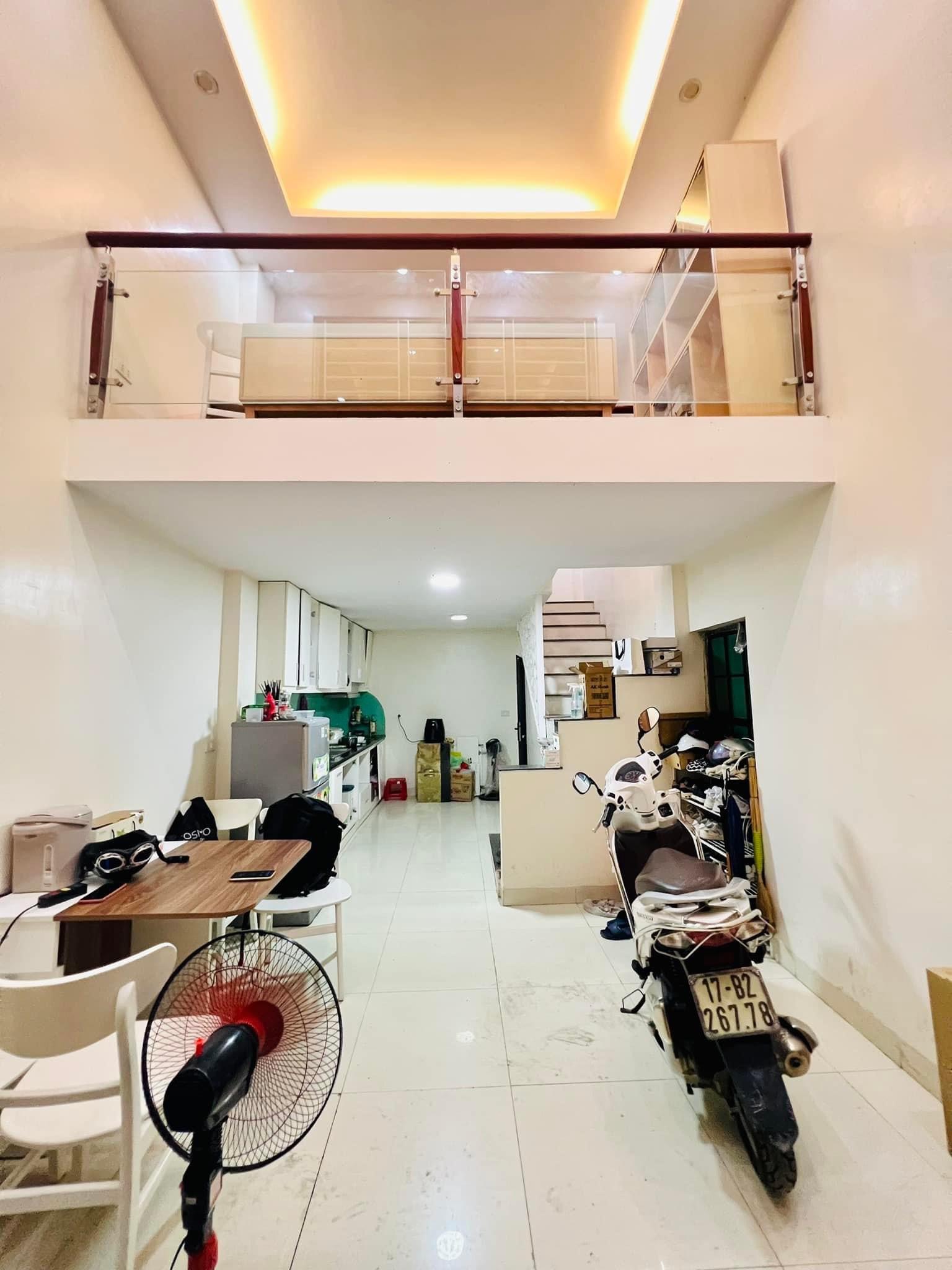 Bán nhà Cầu Giấy ,nhà phố Cầu Giấy ,kinh doanh , ô tô 45mX5tầng ,5.5tỷ Bán nhà Cầu Giấy nhà phố Cầu Giấy vị trí trung tâm quận Cầu Giấy , gần phố Nguyễn khang , đường Láng , Dương Quảng Hàm , Nguyễn Văn Huyên nhiều tiện ích giao thông thuận lợi, gần quận ủy Cầu Giấy,bệnh viện GTVT, gần TTTM, đh Giao Thông , đh Thủ Đô , đh Ngoại Thương,đh Sư Phạm ,công viên Cầu Giấy , công viên Thủ Lệ ,bãi xe……+ Nhà thiết kế 5 tầng đẹp sang trọng nội thất tiện nghi.- Tầng 1 ; khách + bếp . - Tầng 2 3 4: mỗi tầng phòng ngủ, 1 vệ sinh, các phòng full giường tủ, thiết bị. - Tầng 5 phòng thờ, sân phơi. Liên hệ Huấn chuyên bán nhà Cầu Giấy để được tư vấn và xem nhà miễn phí sđt:0971035098(Tôi có rất nhiều nhà phố Cầu Giấy với phân khúc khác nhau!)