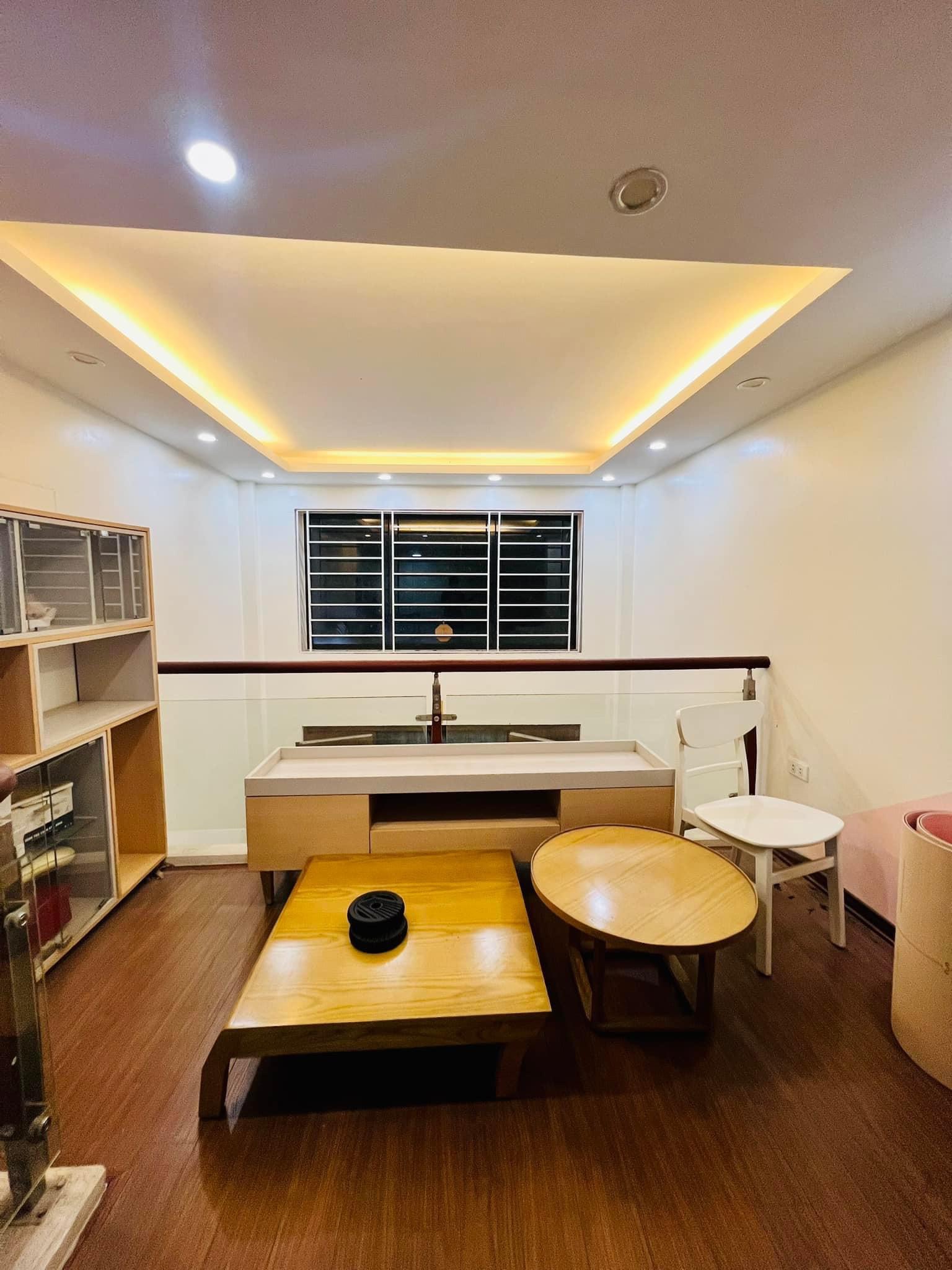 Bán nhà Cầu Giấy ,nhà phố Cầu Giấy ,kinh doanh , ô tô 45mX5tầng ,5.5tỷ Bán nhà Cầu Giấy nhà phố Cầu Giấy vị trí trung tâm quận Cầu Giấy , gần phố Nguyễn khang , đường Láng , Dương Quảng Hàm , Nguyễn Văn Huyên nhiều tiện ích giao thông thuận lợi, gần quận ủy Cầu Giấy,bệnh viện GTVT, gần TTTM, đh Giao Thông , đh Thủ Đô , đh Ngoại Thương,đh Sư Phạm ,công viên Cầu Giấy , công viên Thủ Lệ ,bãi xe……+ Nhà thiết kế 5 tầng đẹp sang trọng nội thất tiện nghi.- Tầng 1 ; khách + bếp . - Tầng 2 3 4: mỗi tầng phòng ngủ, 1 vệ sinh, các phòng full giường tủ, thiết bị. - Tầng 5 phòng thờ, sân phơi. Liên hệ Huấn chuyên bán nhà Cầu Giấy để được tư vấn và xem nhà miễn phí sđt:0971035098(Tôi có rất nhiều nhà phố Cầu Giấy với phân khúc khác nhau!)