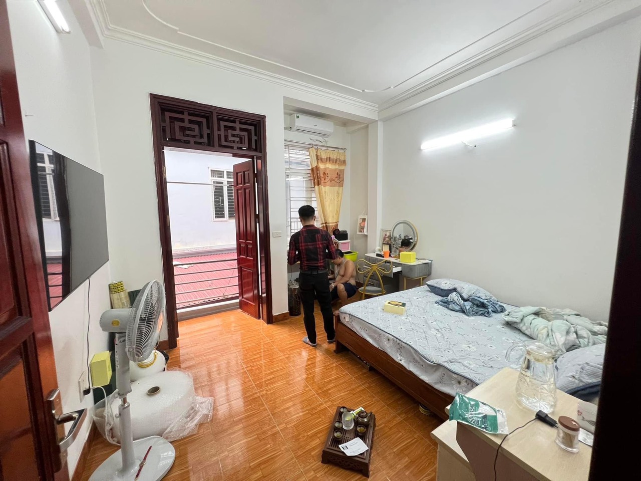Bán nhà Cầu Giấy ,nhà phố Cầu Giấy ,kinh doanh , ô tô 45mX5tầng ,5.5tỷ Bán nhà Cầu Giấy nhà phố Cầu Giấy vị trí trung tâm quận Cầu Giấy , gần phố Nguyễn khang , đường Láng , Dương Quảng Hàm , Nguyễn Văn Huyên nhiều tiện ích giao thông thuận lợi, gần quận ủy Cầu Giấy,bệnh viện GTVT, gần TTTM, đh Giao Thông , đh Thủ Đô , đh Ngoại Thương,đh Sư Phạm ,công viên Cầu Giấy , công viên Thủ Lệ ,bãi xe……+ Nhà thiết kế 5 tầng đẹp sang trọng nội thất tiện nghi.- Tầng 1 ; khách + bếp . - Tầng 2 3 4: mỗi tầng phòng ngủ, 1 vệ sinh, các phòng full giường tủ, thiết bị. - Tầng 5 phòng thờ, sân phơi. Liên hệ Huấn chuyên bán nhà Cầu Giấy để được tư vấn và xem nhà miễn phí sđt:0971035098(Tôi có rất nhiều nhà phố Cầu Giấy với phân khúc khác nhau!)