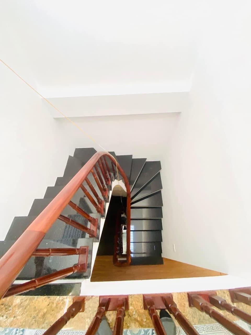 Bán nhà Cầu Giấy ,nhà phố Cầu Giấy ,kinh doanh , ô tô 45mX5tầng ,5.5tỷ Bán nhà Cầu Giấy nhà phố Cầu Giấy vị trí trung tâm quận Cầu Giấy , gần phố Nguyễn khang , đường Láng , Dương Quảng Hàm , Nguyễn Văn Huyên nhiều tiện ích giao thông thuận lợi, gần quận ủy Cầu Giấy,bệnh viện GTVT, gần TTTM, đh Giao Thông , đh Thủ Đô , đh Ngoại Thương,đh Sư Phạm ,công viên Cầu Giấy , công viên Thủ Lệ ,bãi xe……+ Nhà thiết kế 5 tầng đẹp sang trọng nội thất tiện nghi.- Tầng 1 ; khách + bếp . - Tầng 2 3 4: mỗi tầng phòng ngủ, 1 vệ sinh, các phòng full giường tủ, thiết bị. - Tầng 5 phòng thờ, sân phơi. Liên hệ Huấn chuyên bán nhà Cầu Giấy để được tư vấn và xem nhà miễn phí sđt:0971035098(Tôi có rất nhiều nhà phố Cầu Giấy với phân khúc khác nhau!)