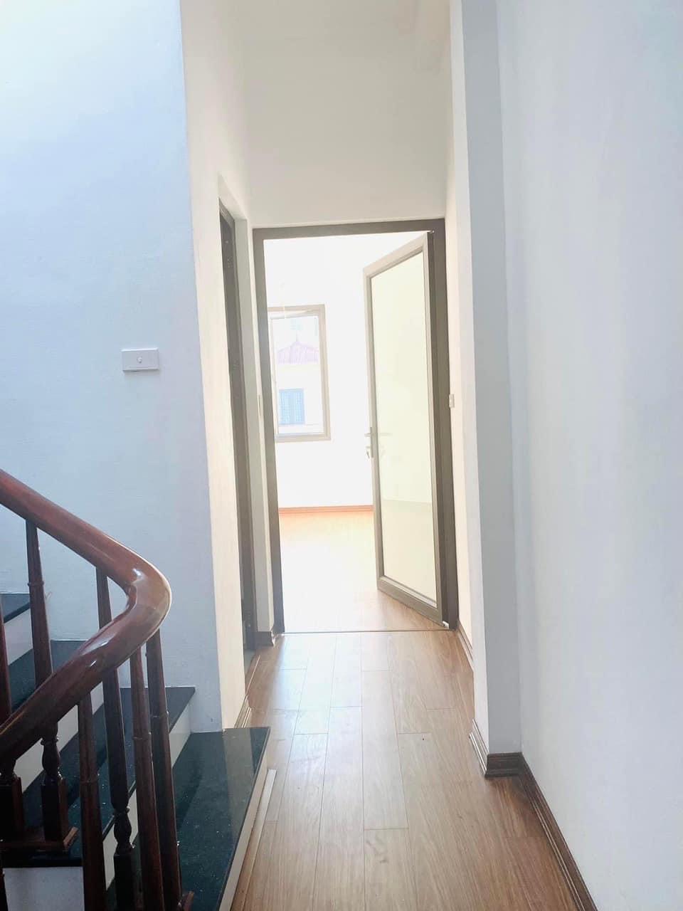 Bán nhà Cầu Giấy ,nhà phố Cầu Giấy ,kinh doanh , ô tô 45mX5tầng ,5.5tỷ Bán nhà Cầu Giấy nhà phố Cầu Giấy vị trí trung tâm quận Cầu Giấy , gần phố Nguyễn khang , đường Láng , Dương Quảng Hàm , Nguyễn Văn Huyên nhiều tiện ích giao thông thuận lợi, gần quận ủy Cầu Giấy,bệnh viện GTVT, gần TTTM, đh Giao Thông , đh Thủ Đô , đh Ngoại Thương,đh Sư Phạm ,công viên Cầu Giấy , công viên Thủ Lệ ,bãi xe……+ Nhà thiết kế 5 tầng đẹp sang trọng nội thất tiện nghi.- Tầng 1 ; khách + bếp . - Tầng 2 3 4: mỗi tầng phòng ngủ, 1 vệ sinh, các phòng full giường tủ, thiết bị. - Tầng 5 phòng thờ, sân phơi. Liên hệ Huấn chuyên bán nhà Cầu Giấy để được tư vấn và xem nhà miễn phí sđt:0971035098(Tôi có rất nhiều nhà phố Cầu Giấy với phân khúc khác nhau!)