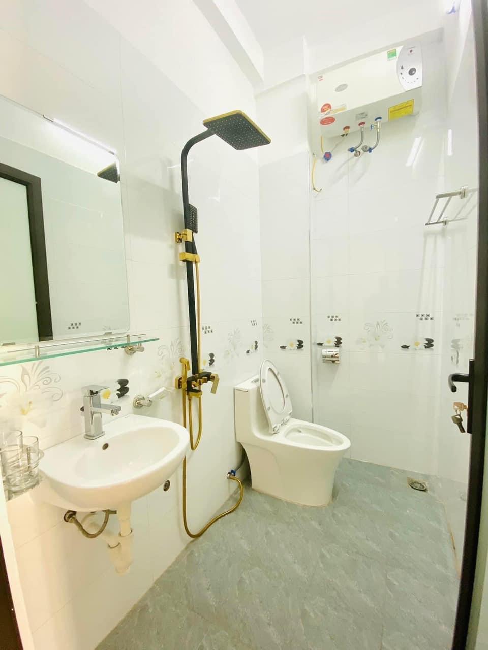 Bán nhà Cầu Giấy ,nhà phố Cầu Giấy ,kinh doanh , ô tô 45mX5tầng ,5.5tỷ Bán nhà Cầu Giấy nhà phố Cầu Giấy vị trí trung tâm quận Cầu Giấy , gần phố Nguyễn khang , đường Láng , Dương Quảng Hàm , Nguyễn Văn Huyên nhiều tiện ích giao thông thuận lợi, gần quận ủy Cầu Giấy,bệnh viện GTVT, gần TTTM, đh Giao Thông , đh Thủ Đô , đh Ngoại Thương,đh Sư Phạm ,công viên Cầu Giấy , công viên Thủ Lệ ,bãi xe……+ Nhà thiết kế 5 tầng đẹp sang trọng nội thất tiện nghi.- Tầng 1 ; khách + bếp . - Tầng 2 3 4: mỗi tầng phòng ngủ, 1 vệ sinh, các phòng full giường tủ, thiết bị. - Tầng 5 phòng thờ, sân phơi. Liên hệ Huấn chuyên bán nhà Cầu Giấy để được tư vấn và xem nhà miễn phí sđt:0971035098(Tôi có rất nhiều nhà phố Cầu Giấy với phân khúc khác nhau!)