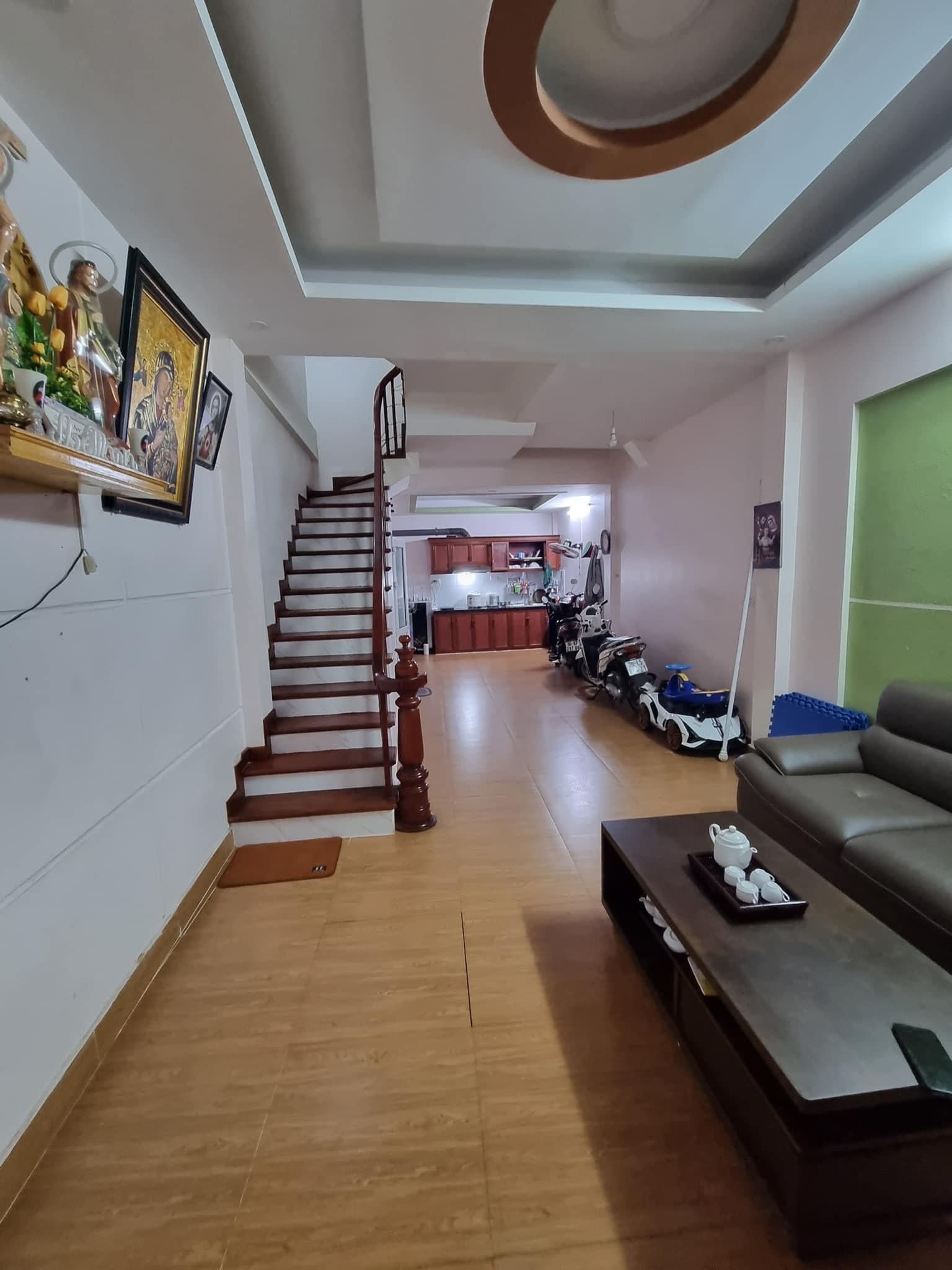Bán nhà Cầu Giấy ,nhà phố Cầu Giấy ,kinh doanh , ô tô 45mX5tầng ,5.5tỷ Bán nhà Cầu Giấy nhà phố Cầu Giấy vị trí trung tâm quận Cầu Giấy , gần phố Nguyễn khang , đường Láng , Dương Quảng Hàm , Nguyễn Văn Huyên nhiều tiện ích giao thông thuận lợi, gần quận ủy Cầu Giấy,bệnh viện GTVT, gần TTTM, đh Giao Thông , đh Thủ Đô , đh Ngoại Thương,đh Sư Phạm ,công viên Cầu Giấy , công viên Thủ Lệ ,bãi xe……+ Nhà thiết kế 5 tầng đẹp sang trọng nội thất tiện nghi.- Tầng 1 ; khách + bếp . - Tầng 2 3 4: mỗi tầng phòng ngủ, 1 vệ sinh, các phòng full giường tủ, thiết bị. - Tầng 5 phòng thờ, sân phơi. Liên hệ Huấn chuyên bán nhà Cầu Giấy để được tư vấn và xem nhà miễn phí sđt:0971035098(Tôi có rất nhiều nhà phố Cầu Giấy với phân khúc khác nhau!)