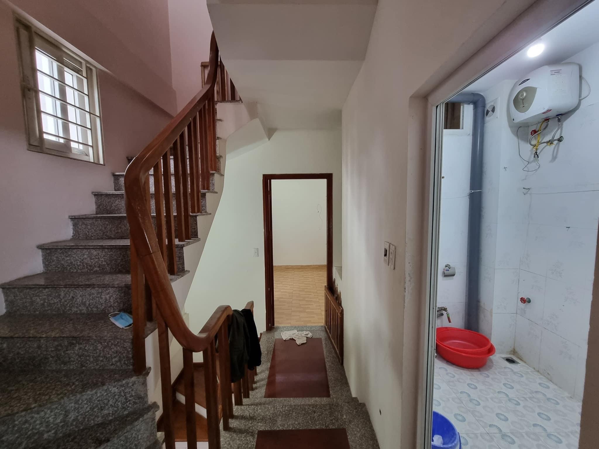 Bán nhà Cầu Giấy ,nhà phố Cầu Giấy ,kinh doanh , ô tô 45mX5tầng ,5.5tỷ Bán nhà Cầu Giấy nhà phố Cầu Giấy vị trí trung tâm quận Cầu Giấy , gần phố Nguyễn khang , đường Láng , Dương Quảng Hàm , Nguyễn Văn Huyên nhiều tiện ích giao thông thuận lợi, gần quận ủy Cầu Giấy,bệnh viện GTVT, gần TTTM, đh Giao Thông , đh Thủ Đô , đh Ngoại Thương,đh Sư Phạm ,công viên Cầu Giấy , công viên Thủ Lệ ,bãi xe……+ Nhà thiết kế 5 tầng đẹp sang trọng nội thất tiện nghi.- Tầng 1 ; khách + bếp . - Tầng 2 3 4: mỗi tầng phòng ngủ, 1 vệ sinh, các phòng full giường tủ, thiết bị. - Tầng 5 phòng thờ, sân phơi. Liên hệ Huấn chuyên bán nhà Cầu Giấy để được tư vấn và xem nhà miễn phí sđt:0971035098(Tôi có rất nhiều nhà phố Cầu Giấy với phân khúc khác nhau!)