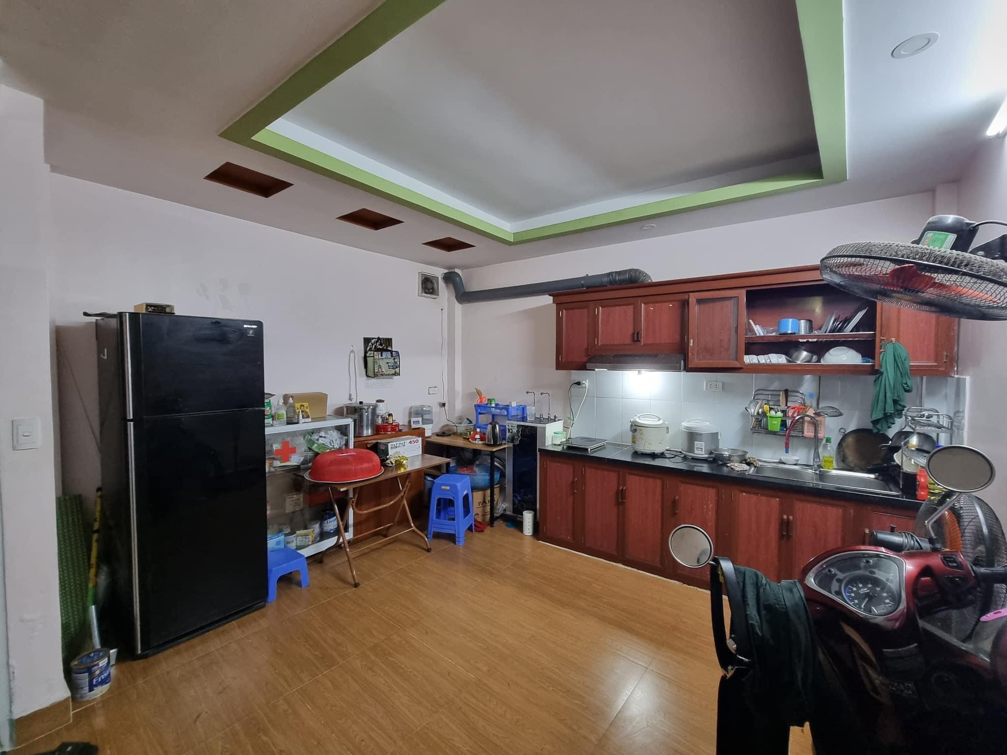 Bán nhà Cầu Giấy ,nhà phố Cầu Giấy ,kinh doanh , ô tô 45mX5tầng ,5.5tỷ Bán nhà Cầu Giấy nhà phố Cầu Giấy vị trí trung tâm quận Cầu Giấy , gần phố Nguyễn khang , đường Láng , Dương Quảng Hàm , Nguyễn Văn Huyên nhiều tiện ích giao thông thuận lợi, gần quận ủy Cầu Giấy,bệnh viện GTVT, gần TTTM, đh Giao Thông , đh Thủ Đô , đh Ngoại Thương,đh Sư Phạm ,công viên Cầu Giấy , công viên Thủ Lệ ,bãi xe……+ Nhà thiết kế 5 tầng đẹp sang trọng nội thất tiện nghi.- Tầng 1 ; khách + bếp . - Tầng 2 3 4: mỗi tầng phòng ngủ, 1 vệ sinh, các phòng full giường tủ, thiết bị. - Tầng 5 phòng thờ, sân phơi. Liên hệ Huấn chuyên bán nhà Cầu Giấy để được tư vấn và xem nhà miễn phí sđt:0971035098(Tôi có rất nhiều nhà phố Cầu Giấy với phân khúc khác nhau!)