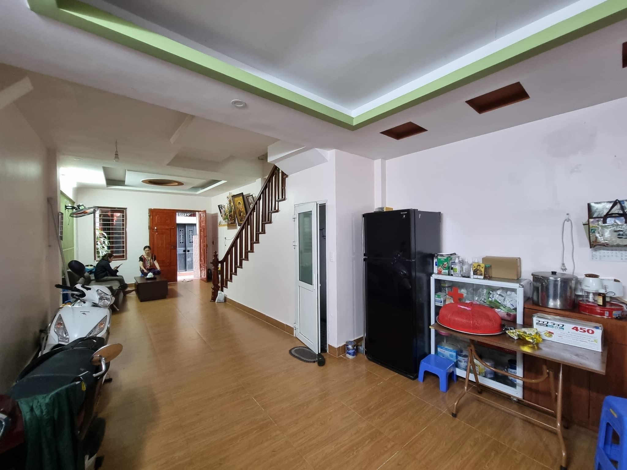 Bán nhà Cầu Giấy ,nhà phố Cầu Giấy ,kinh doanh , ô tô 45mX5tầng ,5.5tỷ Bán nhà Cầu Giấy nhà phố Cầu Giấy vị trí trung tâm quận Cầu Giấy , gần phố Nguyễn khang , đường Láng , Dương Quảng Hàm , Nguyễn Văn Huyên nhiều tiện ích giao thông thuận lợi, gần quận ủy Cầu Giấy,bệnh viện GTVT, gần TTTM, đh Giao Thông , đh Thủ Đô , đh Ngoại Thương,đh Sư Phạm ,công viên Cầu Giấy , công viên Thủ Lệ ,bãi xe……+ Nhà thiết kế 5 tầng đẹp sang trọng nội thất tiện nghi.- Tầng 1 ; khách + bếp . - Tầng 2 3 4: mỗi tầng phòng ngủ, 1 vệ sinh, các phòng full giường tủ, thiết bị. - Tầng 5 phòng thờ, sân phơi. Liên hệ Huấn chuyên bán nhà Cầu Giấy để được tư vấn và xem nhà miễn phí sđt:0971035098(Tôi có rất nhiều nhà phố Cầu Giấy với phân khúc khác nhau!)