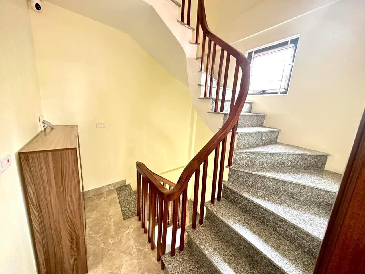 Bán nhà Cầu Giấy ,nhà phố Cầu Giấy ,kinh doanh , ô tô 45mX5tầng ,5.5tỷ Bán nhà Cầu Giấy nhà phố Cầu Giấy vị trí trung tâm quận Cầu Giấy , gần phố Nguyễn khang , đường Láng , Dương Quảng Hàm , Nguyễn Văn Huyên nhiều tiện ích giao thông thuận lợi, gần quận ủy Cầu Giấy,bệnh viện GTVT, gần TTTM, đh Giao Thông , đh Thủ Đô , đh Ngoại Thương,đh Sư Phạm ,công viên Cầu Giấy , công viên Thủ Lệ ,bãi xe……+ Nhà thiết kế 5 tầng đẹp sang trọng nội thất tiện nghi.- Tầng 1 ; khách + bếp . - Tầng 2 3 4: mỗi tầng phòng ngủ, 1 vệ sinh, các phòng full giường tủ, thiết bị. - Tầng 5 phòng thờ, sân phơi. Liên hệ Huấn chuyên bán nhà Cầu Giấy để được tư vấn và xem nhà miễn phí sđt:0971035098(Tôi có rất nhiều nhà phố Cầu Giấy với phân khúc khác nhau!)