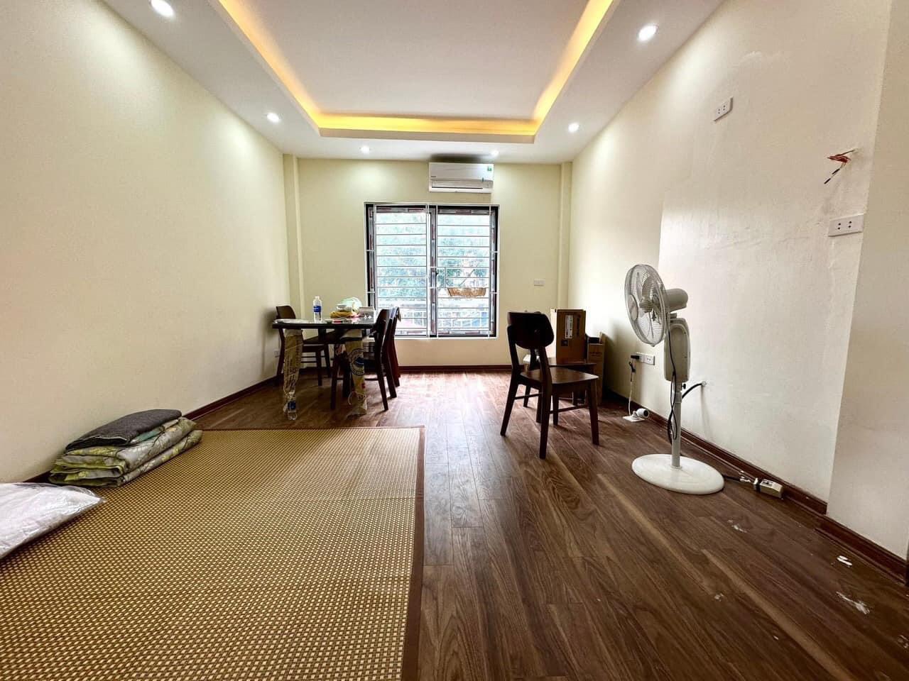 Bán nhà Cầu Giấy ,nhà phố Cầu Giấy ,kinh doanh , ô tô 45mX5tầng ,5.5tỷ Bán nhà Cầu Giấy nhà phố Cầu Giấy vị trí trung tâm quận Cầu Giấy , gần phố Nguyễn khang , đường Láng , Dương Quảng Hàm , Nguyễn Văn Huyên nhiều tiện ích giao thông thuận lợi, gần quận ủy Cầu Giấy,bệnh viện GTVT, gần TTTM, đh Giao Thông , đh Thủ Đô , đh Ngoại Thương,đh Sư Phạm ,công viên Cầu Giấy , công viên Thủ Lệ ,bãi xe……+ Nhà thiết kế 5 tầng đẹp sang trọng nội thất tiện nghi.- Tầng 1 ; khách + bếp . - Tầng 2 3 4: mỗi tầng phòng ngủ, 1 vệ sinh, các phòng full giường tủ, thiết bị. - Tầng 5 phòng thờ, sân phơi. Liên hệ Huấn chuyên bán nhà Cầu Giấy để được tư vấn và xem nhà miễn phí sđt:0971035098(Tôi có rất nhiều nhà phố Cầu Giấy với phân khúc khác nhau!)