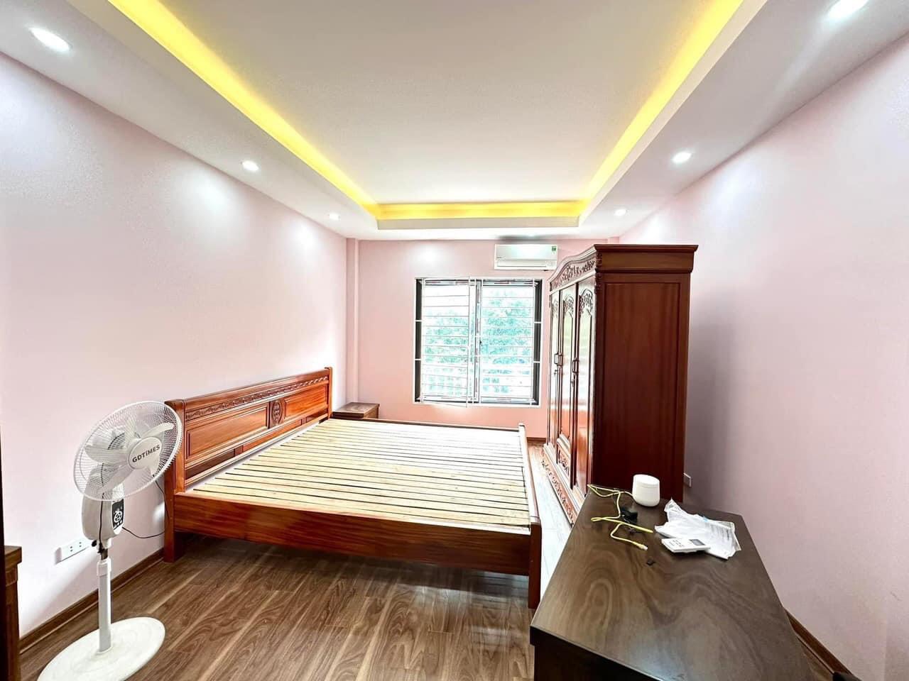 Bán nhà Cầu Giấy ,nhà phố Cầu Giấy ,kinh doanh , ô tô 45mX5tầng ,5.5tỷ Bán nhà Cầu Giấy nhà phố Cầu Giấy vị trí trung tâm quận Cầu Giấy , gần phố Nguyễn khang , đường Láng , Dương Quảng Hàm , Nguyễn Văn Huyên nhiều tiện ích giao thông thuận lợi, gần quận ủy Cầu Giấy,bệnh viện GTVT, gần TTTM, đh Giao Thông , đh Thủ Đô , đh Ngoại Thương,đh Sư Phạm ,công viên Cầu Giấy , công viên Thủ Lệ ,bãi xe……+ Nhà thiết kế 5 tầng đẹp sang trọng nội thất tiện nghi.- Tầng 1 ; khách + bếp . - Tầng 2 3 4: mỗi tầng phòng ngủ, 1 vệ sinh, các phòng full giường tủ, thiết bị. - Tầng 5 phòng thờ, sân phơi. Liên hệ Huấn chuyên bán nhà Cầu Giấy để được tư vấn và xem nhà miễn phí sđt:0971035098(Tôi có rất nhiều nhà phố Cầu Giấy với phân khúc khác nhau!)