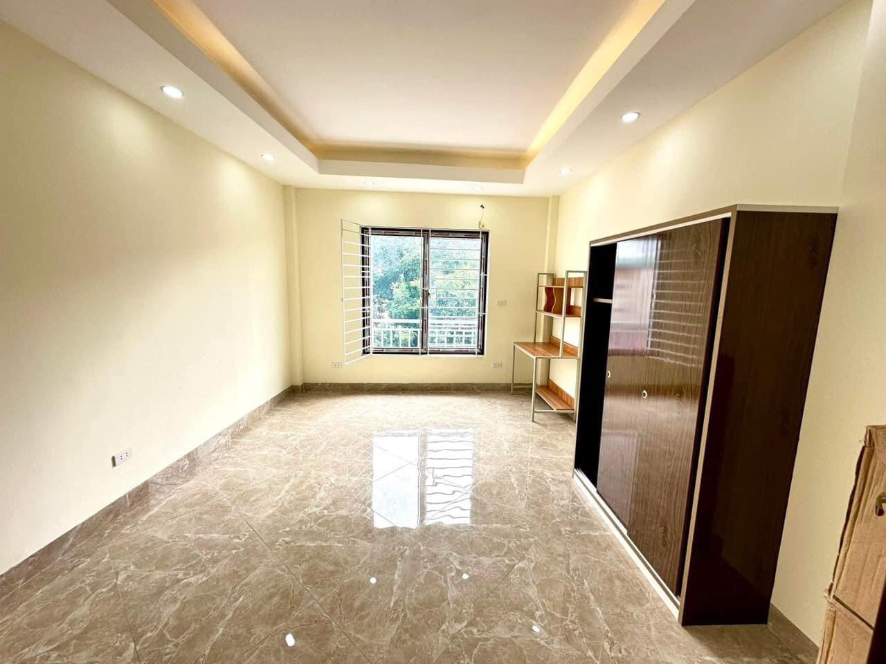 Bán nhà Cầu Giấy ,nhà phố Cầu Giấy ,kinh doanh , ô tô 45mX5tầng ,5.5tỷ Bán nhà Cầu Giấy nhà phố Cầu Giấy vị trí trung tâm quận Cầu Giấy , gần phố Nguyễn khang , đường Láng , Dương Quảng Hàm , Nguyễn Văn Huyên nhiều tiện ích giao thông thuận lợi, gần quận ủy Cầu Giấy,bệnh viện GTVT, gần TTTM, đh Giao Thông , đh Thủ Đô , đh Ngoại Thương,đh Sư Phạm ,công viên Cầu Giấy , công viên Thủ Lệ ,bãi xe……+ Nhà thiết kế 5 tầng đẹp sang trọng nội thất tiện nghi.- Tầng 1 ; khách + bếp . - Tầng 2 3 4: mỗi tầng phòng ngủ, 1 vệ sinh, các phòng full giường tủ, thiết bị. - Tầng 5 phòng thờ, sân phơi. Liên hệ Huấn chuyên bán nhà Cầu Giấy để được tư vấn và xem nhà miễn phí sđt:0971035098(Tôi có rất nhiều nhà phố Cầu Giấy với phân khúc khác nhau!)
