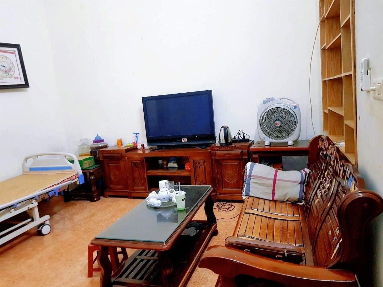 Bán nhà Cầu Giấy ,nhà phố Cầu Giấy ,kinh doanh , ô tô 45mX5tầng ,5.5tỷ Bán nhà Cầu Giấy nhà phố Cầu Giấy vị trí trung tâm quận Cầu Giấy , gần phố Nguyễn khang , đường Láng , Dương Quảng Hàm , Nguyễn Văn Huyên nhiều tiện ích giao thông thuận lợi, gần quận ủy Cầu Giấy,bệnh viện GTVT, gần TTTM, đh Giao Thông , đh Thủ Đô , đh Ngoại Thương,đh Sư Phạm ,công viên Cầu Giấy , công viên Thủ Lệ ,bãi xe……+ Nhà thiết kế 5 tầng đẹp sang trọng nội thất tiện nghi.- Tầng 1 ; khách + bếp . - Tầng 2 3 4: mỗi tầng phòng ngủ, 1 vệ sinh, các phòng full giường tủ, thiết bị. - Tầng 5 phòng thờ, sân phơi. Liên hệ Huấn chuyên bán nhà Cầu Giấy để được tư vấn và xem nhà miễn phí sđt:0971035098(Tôi có rất nhiều nhà phố Cầu Giấy với phân khúc khác nhau!)
