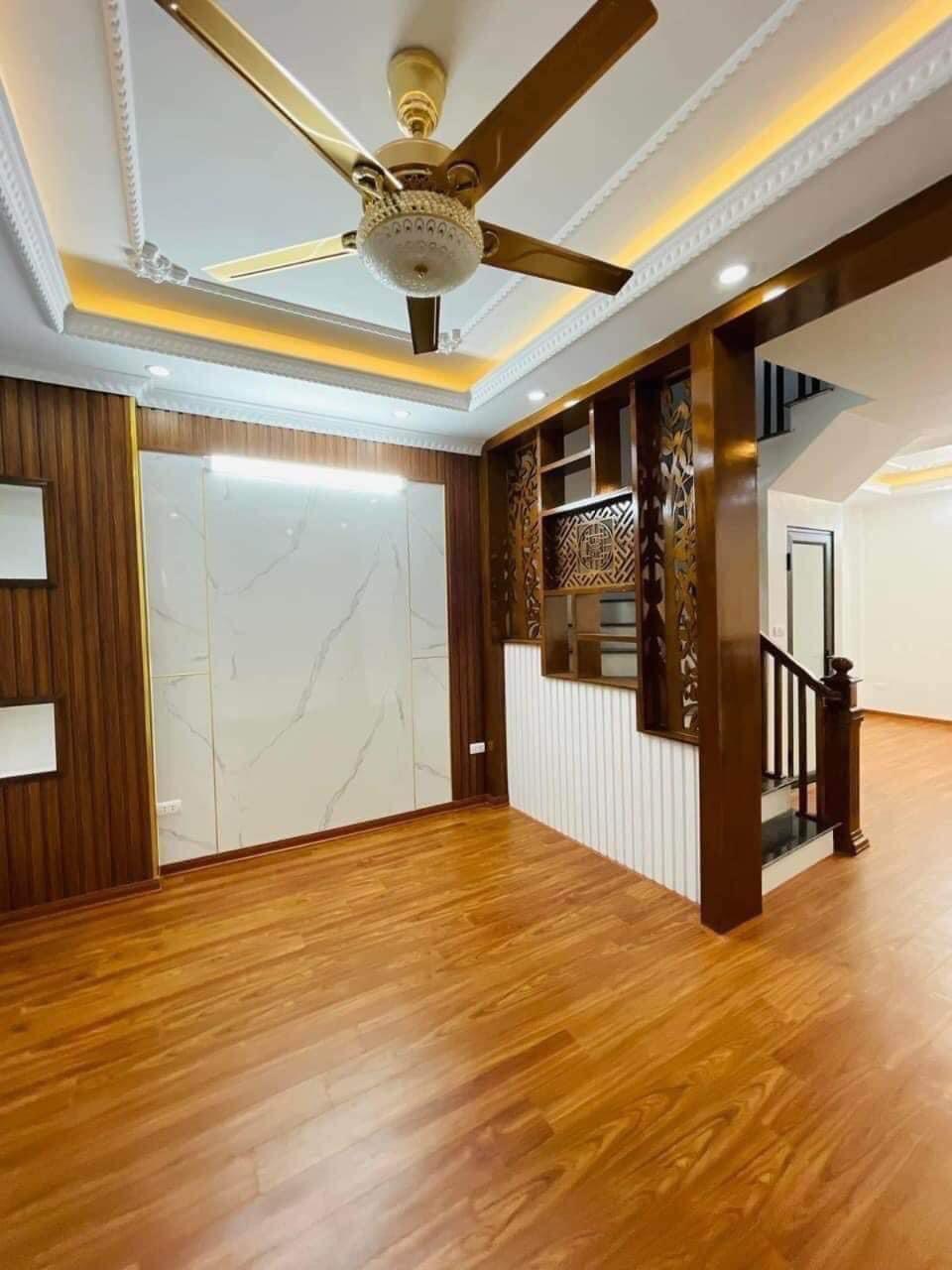 Bán nhà Cầu Giấy ,nhà phố Cầu Giấy ,kinh doanh , ô tô 45mX5tầng ,5.5tỷ Bán nhà Cầu Giấy nhà phố Cầu Giấy vị trí trung tâm quận Cầu Giấy , gần phố Nguyễn khang , đường Láng , Dương Quảng Hàm , Nguyễn Văn Huyên nhiều tiện ích giao thông thuận lợi, gần quận ủy Cầu Giấy,bệnh viện GTVT, gần TTTM, đh Giao Thông , đh Thủ Đô , đh Ngoại Thương,đh Sư Phạm ,công viên Cầu Giấy , công viên Thủ Lệ ,bãi xe……+ Nhà thiết kế 5 tầng đẹp sang trọng nội thất tiện nghi.- Tầng 1 ; khách + bếp . - Tầng 2 3 4: mỗi tầng phòng ngủ, 1 vệ sinh, các phòng full giường tủ, thiết bị. - Tầng 5 phòng thờ, sân phơi. Liên hệ Huấn chuyên bán nhà Cầu Giấy để được tư vấn và xem nhà miễn phí sđt:0971035098(Tôi có rất nhiều nhà phố Cầu Giấy với phân khúc khác nhau!)