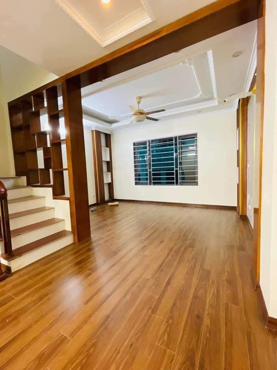Bán nhà Cầu Giấy ,nhà phố Cầu Giấy ,kinh doanh , ô tô 45mX5tầng ,5.5tỷ Bán nhà Cầu Giấy nhà phố Cầu Giấy vị trí trung tâm quận Cầu Giấy , gần phố Nguyễn khang , đường Láng , Dương Quảng Hàm , Nguyễn Văn Huyên nhiều tiện ích giao thông thuận lợi, gần quận ủy Cầu Giấy,bệnh viện GTVT, gần TTTM, đh Giao Thông , đh Thủ Đô , đh Ngoại Thương,đh Sư Phạm ,công viên Cầu Giấy , công viên Thủ Lệ ,bãi xe……+ Nhà thiết kế 5 tầng đẹp sang trọng nội thất tiện nghi.- Tầng 1 ; khách + bếp . - Tầng 2 3 4: mỗi tầng phòng ngủ, 1 vệ sinh, các phòng full giường tủ, thiết bị. - Tầng 5 phòng thờ, sân phơi. Liên hệ Huấn chuyên bán nhà Cầu Giấy để được tư vấn và xem nhà miễn phí sđt:0971035098(Tôi có rất nhiều nhà phố Cầu Giấy với phân khúc khác nhau!)