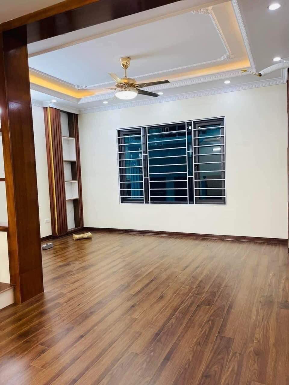 Bán nhà Cầu Giấy ,nhà phố Cầu Giấy ,kinh doanh , ô tô 45mX5tầng ,5.5tỷ Bán nhà Cầu Giấy nhà phố Cầu Giấy vị trí trung tâm quận Cầu Giấy , gần phố Nguyễn khang , đường Láng , Dương Quảng Hàm , Nguyễn Văn Huyên nhiều tiện ích giao thông thuận lợi, gần quận ủy Cầu Giấy,bệnh viện GTVT, gần TTTM, đh Giao Thông , đh Thủ Đô , đh Ngoại Thương,đh Sư Phạm ,công viên Cầu Giấy , công viên Thủ Lệ ,bãi xe……+ Nhà thiết kế 5 tầng đẹp sang trọng nội thất tiện nghi.- Tầng 1 ; khách + bếp . - Tầng 2 3 4: mỗi tầng phòng ngủ, 1 vệ sinh, các phòng full giường tủ, thiết bị. - Tầng 5 phòng thờ, sân phơi. Liên hệ Huấn chuyên bán nhà Cầu Giấy để được tư vấn và xem nhà miễn phí sđt:0971035098(Tôi có rất nhiều nhà phố Cầu Giấy với phân khúc khác nhau!)