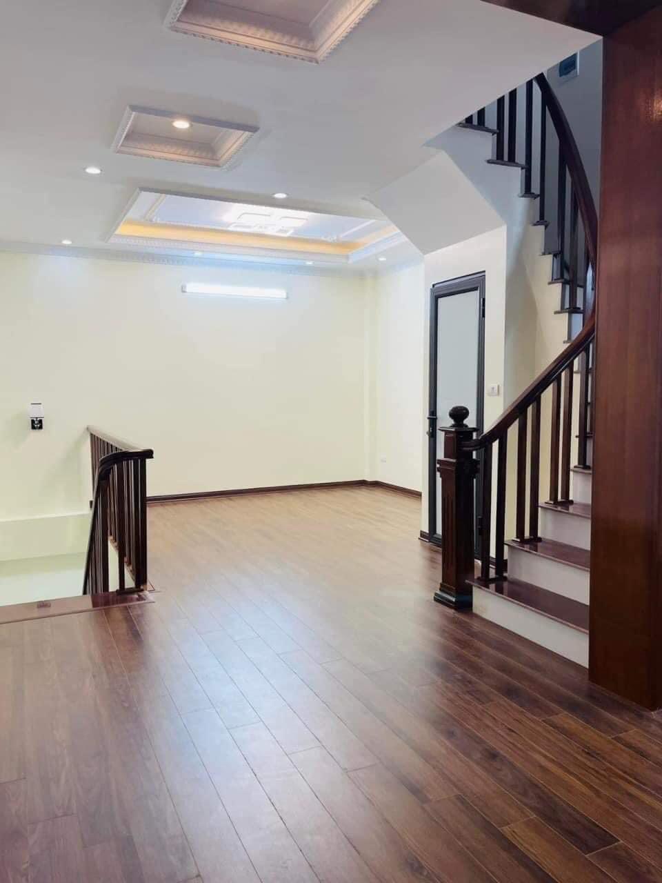 Bán nhà Cầu Giấy ,nhà phố Cầu Giấy ,kinh doanh , ô tô 45mX5tầng ,5.5tỷ Bán nhà Cầu Giấy nhà phố Cầu Giấy vị trí trung tâm quận Cầu Giấy , gần phố Nguyễn khang , đường Láng , Dương Quảng Hàm , Nguyễn Văn Huyên nhiều tiện ích giao thông thuận lợi, gần quận ủy Cầu Giấy,bệnh viện GTVT, gần TTTM, đh Giao Thông , đh Thủ Đô , đh Ngoại Thương,đh Sư Phạm ,công viên Cầu Giấy , công viên Thủ Lệ ,bãi xe……+ Nhà thiết kế 5 tầng đẹp sang trọng nội thất tiện nghi.- Tầng 1 ; khách + bếp . - Tầng 2 3 4: mỗi tầng phòng ngủ, 1 vệ sinh, các phòng full giường tủ, thiết bị. - Tầng 5 phòng thờ, sân phơi. Liên hệ Huấn chuyên bán nhà Cầu Giấy để được tư vấn và xem nhà miễn phí sđt:0971035098(Tôi có rất nhiều nhà phố Cầu Giấy với phân khúc khác nhau!)
