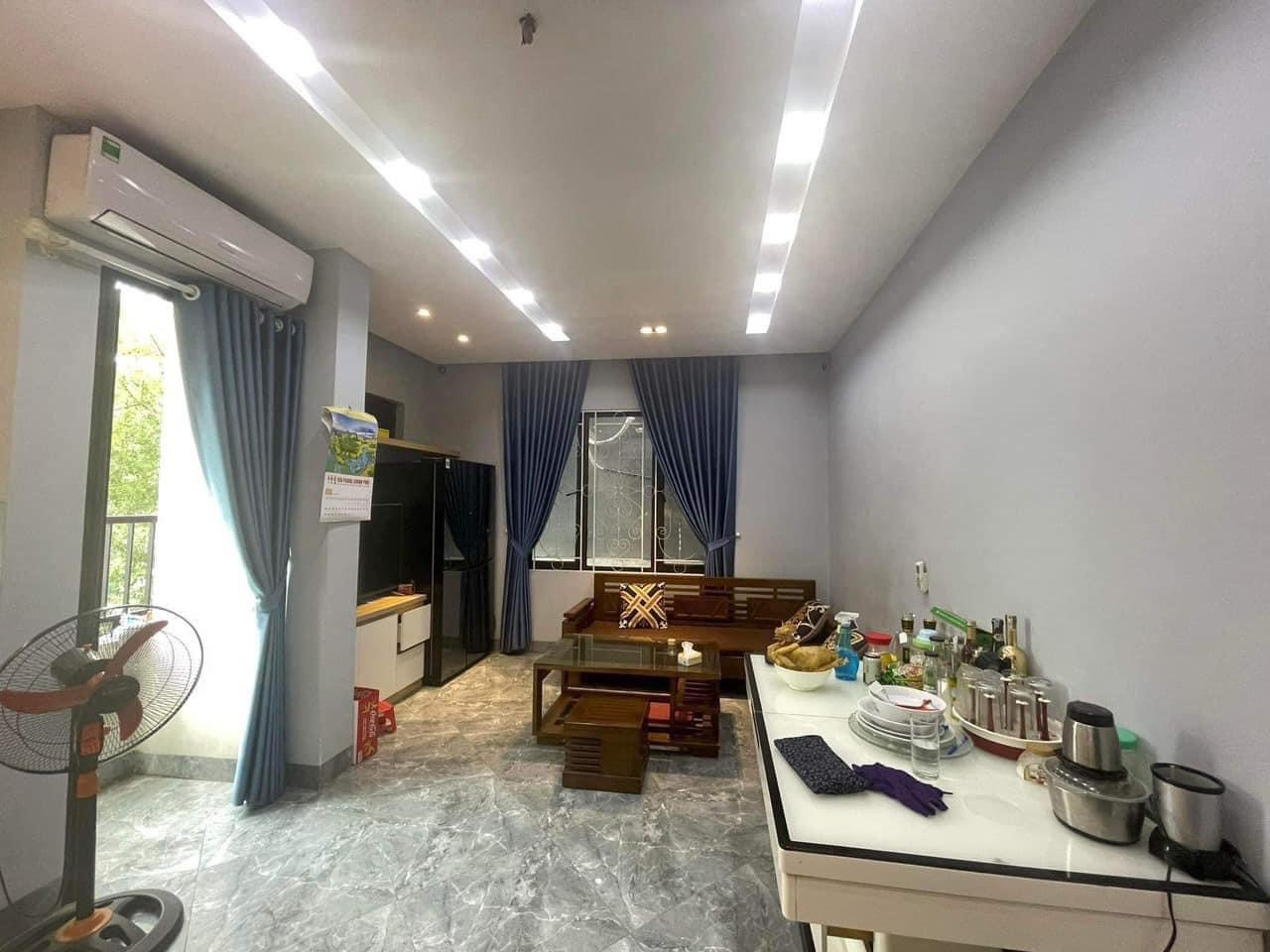 Bán nhà Cầu Giấy ,nhà phố Cầu Giấy ,kinh doanh , ô tô 45mX5tầng ,5.5tỷ Bán nhà Cầu Giấy nhà phố Cầu Giấy vị trí trung tâm quận Cầu Giấy , gần phố Nguyễn khang , đường Láng , Dương Quảng Hàm , Nguyễn Văn Huyên nhiều tiện ích giao thông thuận lợi, gần quận ủy Cầu Giấy,bệnh viện GTVT, gần TTTM, đh Giao Thông , đh Thủ Đô , đh Ngoại Thương,đh Sư Phạm ,công viên Cầu Giấy , công viên Thủ Lệ ,bãi xe……+ Nhà thiết kế 5 tầng đẹp sang trọng nội thất tiện nghi.- Tầng 1 ; khách + bếp . - Tầng 2 3 4: mỗi tầng phòng ngủ, 1 vệ sinh, các phòng full giường tủ, thiết bị. - Tầng 5 phòng thờ, sân phơi. Liên hệ Huấn chuyên bán nhà Cầu Giấy để được tư vấn và xem nhà miễn phí sđt:0971035098(Tôi có rất nhiều nhà phố Cầu Giấy với phân khúc khác nhau!)