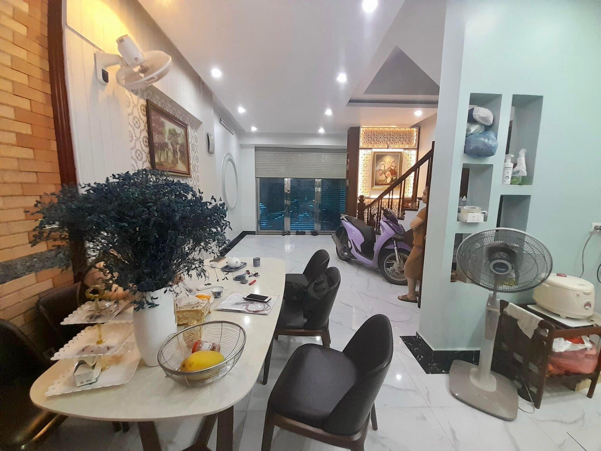 Bán nhà Cầu Giấy ,nhà phố Cầu Giấy ,kinh doanh , ô tô 45mX5tầng ,5.5tỷ Bán nhà Cầu Giấy nhà phố Cầu Giấy vị trí trung tâm quận Cầu Giấy , gần phố Nguyễn khang , đường Láng , Dương Quảng Hàm , Nguyễn Văn Huyên nhiều tiện ích giao thông thuận lợi, gần quận ủy Cầu Giấy,bệnh viện GTVT, gần TTTM, đh Giao Thông , đh Thủ Đô , đh Ngoại Thương,đh Sư Phạm ,công viên Cầu Giấy , công viên Thủ Lệ ,bãi xe……+ Nhà thiết kế 5 tầng đẹp sang trọng nội thất tiện nghi.- Tầng 1 ; khách + bếp . - Tầng 2 3 4: mỗi tầng phòng ngủ, 1 vệ sinh, các phòng full giường tủ, thiết bị. - Tầng 5 phòng thờ, sân phơi. Liên hệ Huấn chuyên bán nhà Cầu Giấy để được tư vấn và xem nhà miễn phí sđt:0971035098(Tôi có rất nhiều nhà phố Cầu Giấy với phân khúc khác nhau!)
