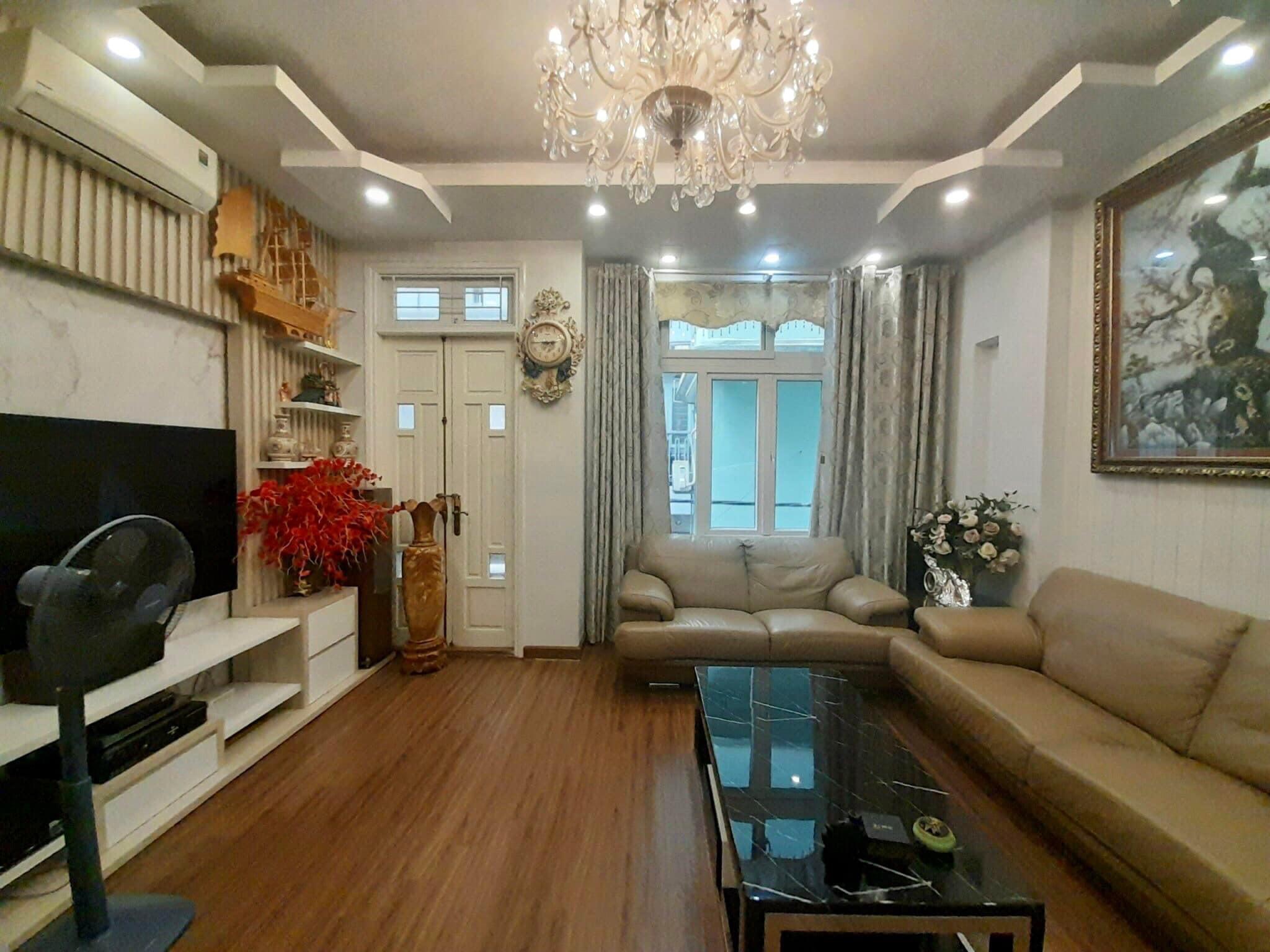 Bán nhà Cầu Giấy ,nhà phố Cầu Giấy ,kinh doanh , ô tô 45mX5tầng ,5.5tỷ Bán nhà Cầu Giấy nhà phố Cầu Giấy vị trí trung tâm quận Cầu Giấy , gần phố Nguyễn khang , đường Láng , Dương Quảng Hàm , Nguyễn Văn Huyên nhiều tiện ích giao thông thuận lợi, gần quận ủy Cầu Giấy,bệnh viện GTVT, gần TTTM, đh Giao Thông , đh Thủ Đô , đh Ngoại Thương,đh Sư Phạm ,công viên Cầu Giấy , công viên Thủ Lệ ,bãi xe……+ Nhà thiết kế 5 tầng đẹp sang trọng nội thất tiện nghi.- Tầng 1 ; khách + bếp . - Tầng 2 3 4: mỗi tầng phòng ngủ, 1 vệ sinh, các phòng full giường tủ, thiết bị. - Tầng 5 phòng thờ, sân phơi. Liên hệ Huấn chuyên bán nhà Cầu Giấy để được tư vấn và xem nhà miễn phí sđt:0971035098(Tôi có rất nhiều nhà phố Cầu Giấy với phân khúc khác nhau!)