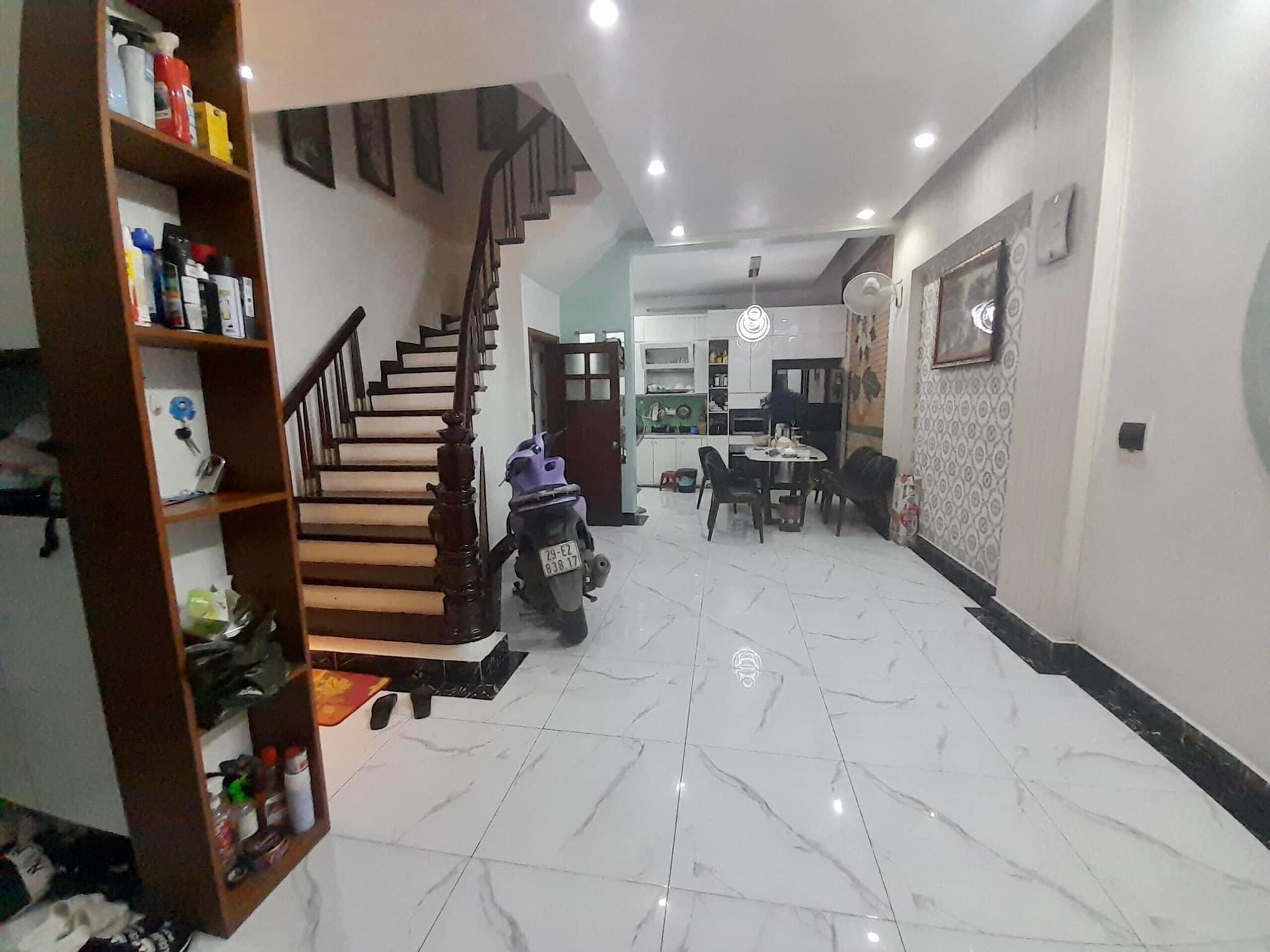 Bán nhà Cầu Giấy ,nhà phố Cầu Giấy ,kinh doanh , ô tô 45mX5tầng ,5.5tỷ Bán nhà Cầu Giấy nhà phố Cầu Giấy vị trí trung tâm quận Cầu Giấy , gần phố Nguyễn khang , đường Láng , Dương Quảng Hàm , Nguyễn Văn Huyên nhiều tiện ích giao thông thuận lợi, gần quận ủy Cầu Giấy,bệnh viện GTVT, gần TTTM, đh Giao Thông , đh Thủ Đô , đh Ngoại Thương,đh Sư Phạm ,công viên Cầu Giấy , công viên Thủ Lệ ,bãi xe……+ Nhà thiết kế 5 tầng đẹp sang trọng nội thất tiện nghi.- Tầng 1 ; khách + bếp . - Tầng 2 3 4: mỗi tầng phòng ngủ, 1 vệ sinh, các phòng full giường tủ, thiết bị. - Tầng 5 phòng thờ, sân phơi. Liên hệ Huấn chuyên bán nhà Cầu Giấy để được tư vấn và xem nhà miễn phí sđt:0971035098(Tôi có rất nhiều nhà phố Cầu Giấy với phân khúc khác nhau!)