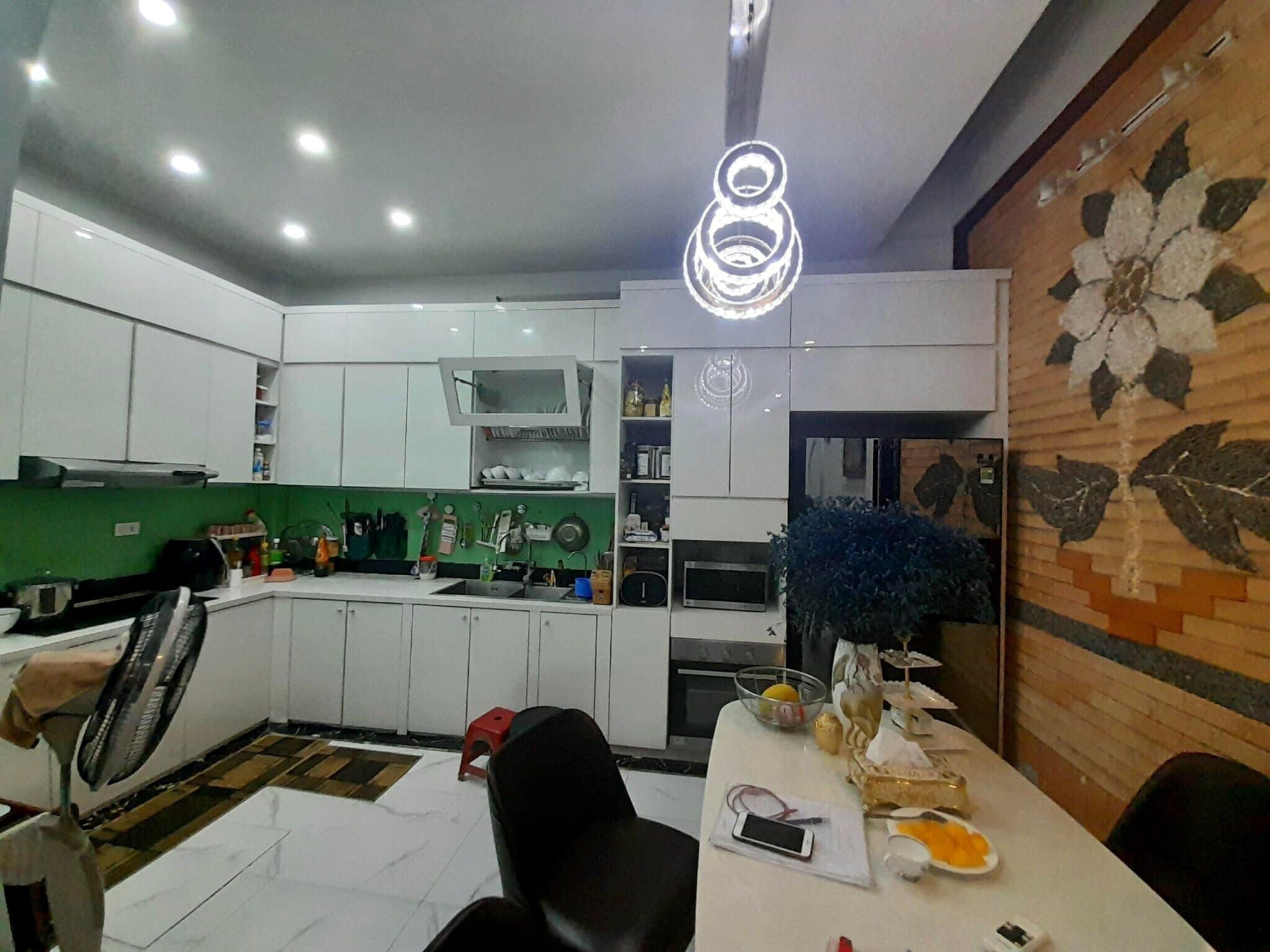 Bán nhà Cầu Giấy ,nhà phố Cầu Giấy ,kinh doanh , ô tô 45mX5tầng ,5.5tỷ Bán nhà Cầu Giấy nhà phố Cầu Giấy vị trí trung tâm quận Cầu Giấy , gần phố Nguyễn khang , đường Láng , Dương Quảng Hàm , Nguyễn Văn Huyên nhiều tiện ích giao thông thuận lợi, gần quận ủy Cầu Giấy,bệnh viện GTVT, gần TTTM, đh Giao Thông , đh Thủ Đô , đh Ngoại Thương,đh Sư Phạm ,công viên Cầu Giấy , công viên Thủ Lệ ,bãi xe……+ Nhà thiết kế 5 tầng đẹp sang trọng nội thất tiện nghi.- Tầng 1 ; khách + bếp . - Tầng 2 3 4: mỗi tầng phòng ngủ, 1 vệ sinh, các phòng full giường tủ, thiết bị. - Tầng 5 phòng thờ, sân phơi. Liên hệ Huấn chuyên bán nhà Cầu Giấy để được tư vấn và xem nhà miễn phí sđt:0971035098(Tôi có rất nhiều nhà phố Cầu Giấy với phân khúc khác nhau!)