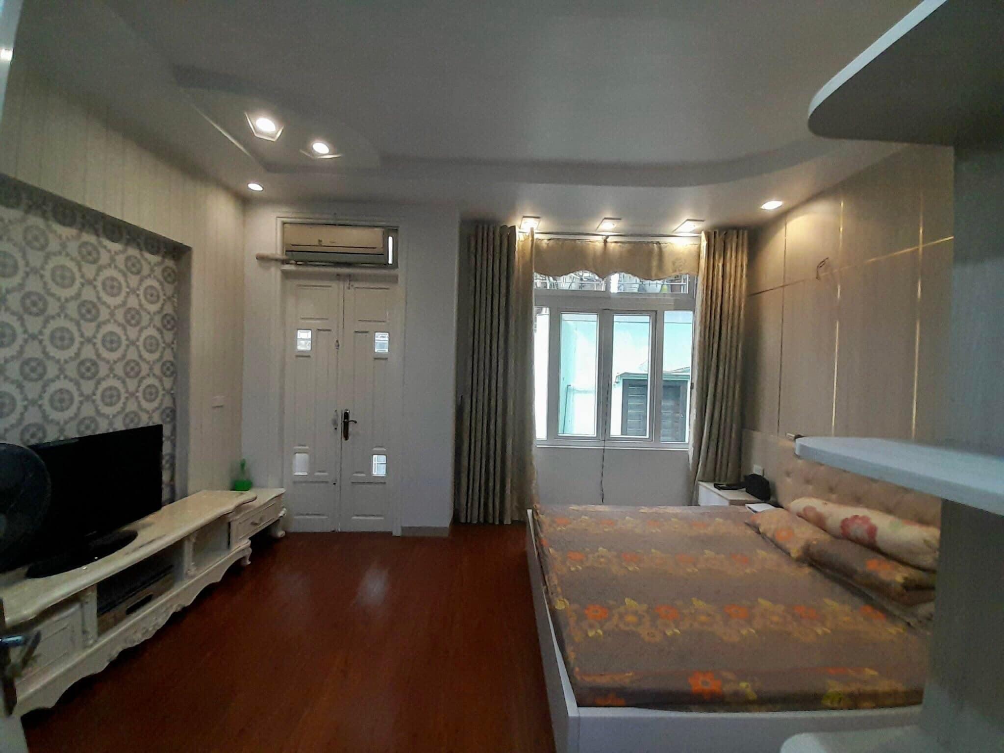 Bán nhà Cầu Giấy ,nhà phố Cầu Giấy ,kinh doanh , ô tô 45mX5tầng ,5.5tỷ Bán nhà Cầu Giấy nhà phố Cầu Giấy vị trí trung tâm quận Cầu Giấy , gần phố Nguyễn khang , đường Láng , Dương Quảng Hàm , Nguyễn Văn Huyên nhiều tiện ích giao thông thuận lợi, gần quận ủy Cầu Giấy,bệnh viện GTVT, gần TTTM, đh Giao Thông , đh Thủ Đô , đh Ngoại Thương,đh Sư Phạm ,công viên Cầu Giấy , công viên Thủ Lệ ,bãi xe……+ Nhà thiết kế 5 tầng đẹp sang trọng nội thất tiện nghi.- Tầng 1 ; khách + bếp . - Tầng 2 3 4: mỗi tầng phòng ngủ, 1 vệ sinh, các phòng full giường tủ, thiết bị. - Tầng 5 phòng thờ, sân phơi. Liên hệ Huấn chuyên bán nhà Cầu Giấy để được tư vấn và xem nhà miễn phí sđt:0971035098(Tôi có rất nhiều nhà phố Cầu Giấy với phân khúc khác nhau!)