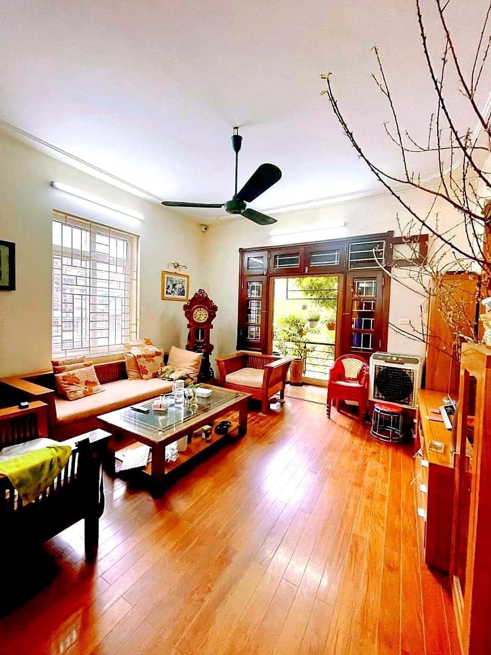 Bán nhà Cầu Giấy ,nhà phố Cầu Giấy ,kinh doanh , ô tô 45mX5tầng ,5.5tỷ Bán nhà Cầu Giấy nhà phố Cầu Giấy vị trí trung tâm quận Cầu Giấy , gần phố Nguyễn khang , đường Láng , Dương Quảng Hàm , Nguyễn Văn Huyên nhiều tiện ích giao thông thuận lợi, gần quận ủy Cầu Giấy,bệnh viện GTVT, gần TTTM, đh Giao Thông , đh Thủ Đô , đh Ngoại Thương,đh Sư Phạm ,công viên Cầu Giấy , công viên Thủ Lệ ,bãi xe……+ Nhà thiết kế 5 tầng đẹp sang trọng nội thất tiện nghi.- Tầng 1 ; khách + bếp . - Tầng 2 3 4: mỗi tầng phòng ngủ, 1 vệ sinh, các phòng full giường tủ, thiết bị. - Tầng 5 phòng thờ, sân phơi. Liên hệ Huấn chuyên bán nhà Cầu Giấy để được tư vấn và xem nhà miễn phí sđt:0971035098(Tôi có rất nhiều nhà phố Cầu Giấy với phân khúc khác nhau!)