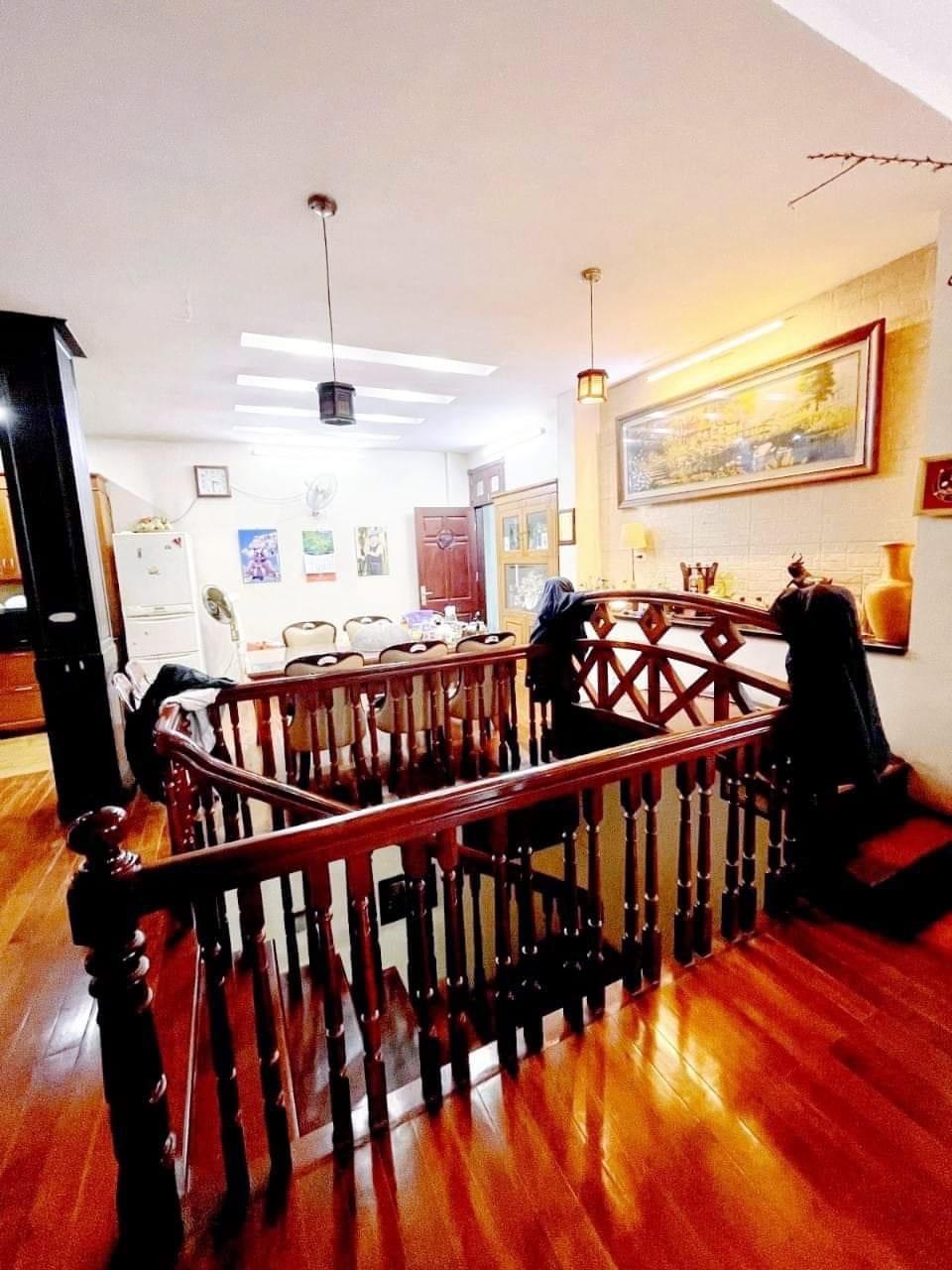 Bán nhà Cầu Giấy ,nhà phố Cầu Giấy ,kinh doanh , ô tô 45mX5tầng ,5.5tỷ Bán nhà Cầu Giấy nhà phố Cầu Giấy vị trí trung tâm quận Cầu Giấy , gần phố Nguyễn khang , đường Láng , Dương Quảng Hàm , Nguyễn Văn Huyên nhiều tiện ích giao thông thuận lợi, gần quận ủy Cầu Giấy,bệnh viện GTVT, gần TTTM, đh Giao Thông , đh Thủ Đô , đh Ngoại Thương,đh Sư Phạm ,công viên Cầu Giấy , công viên Thủ Lệ ,bãi xe……+ Nhà thiết kế 5 tầng đẹp sang trọng nội thất tiện nghi.- Tầng 1 ; khách + bếp . - Tầng 2 3 4: mỗi tầng phòng ngủ, 1 vệ sinh, các phòng full giường tủ, thiết bị. - Tầng 5 phòng thờ, sân phơi. Liên hệ Huấn chuyên bán nhà Cầu Giấy để được tư vấn và xem nhà miễn phí sđt:0971035098(Tôi có rất nhiều nhà phố Cầu Giấy với phân khúc khác nhau!)