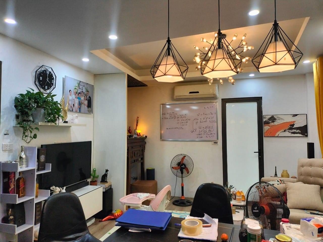 Bán nhà Cầu Giấy ,nhà phố Cầu Giấy ,kinh doanh , ô tô 45mX5tầng ,5.5tỷ Bán nhà Cầu Giấy nhà phố Cầu Giấy vị trí trung tâm quận Cầu Giấy , gần phố Nguyễn khang , đường Láng , Dương Quảng Hàm , Nguyễn Văn Huyên nhiều tiện ích giao thông thuận lợi, gần quận ủy Cầu Giấy,bệnh viện GTVT, gần TTTM, đh Giao Thông , đh Thủ Đô , đh Ngoại Thương,đh Sư Phạm ,công viên Cầu Giấy , công viên Thủ Lệ ,bãi xe……+ Nhà thiết kế 5 tầng đẹp sang trọng nội thất tiện nghi.- Tầng 1 ; khách + bếp . - Tầng 2 3 4: mỗi tầng phòng ngủ, 1 vệ sinh, các phòng full giường tủ, thiết bị. - Tầng 5 phòng thờ, sân phơi. Liên hệ Huấn chuyên bán nhà Cầu Giấy để được tư vấn và xem nhà miễn phí sđt:0971035098(Tôi có rất nhiều nhà phố Cầu Giấy với phân khúc khác nhau!)