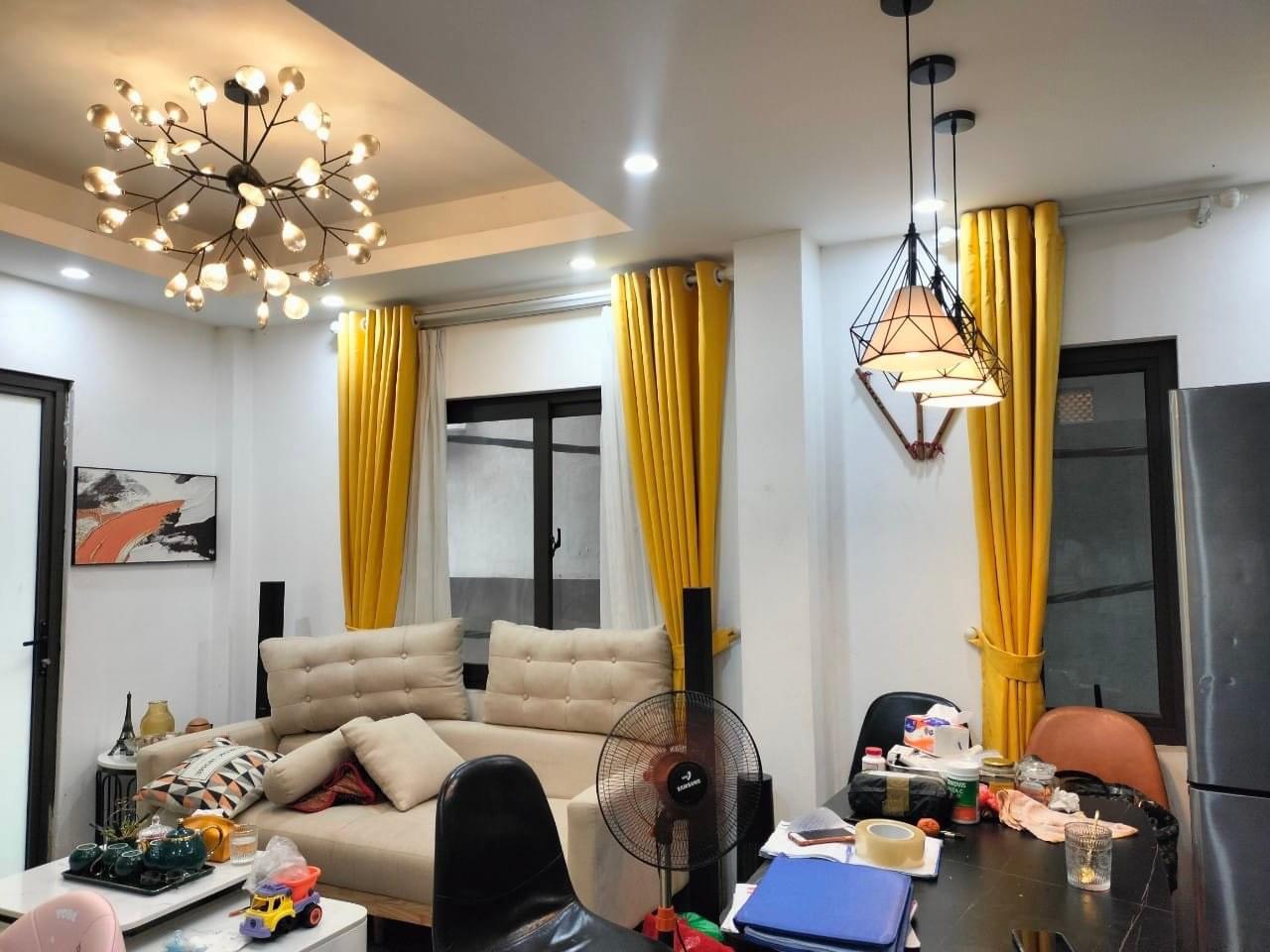 Bán nhà Cầu Giấy ,nhà phố Cầu Giấy ,kinh doanh , ô tô 45mX5tầng ,5.5tỷ Bán nhà Cầu Giấy nhà phố Cầu Giấy vị trí trung tâm quận Cầu Giấy , gần phố Nguyễn khang , đường Láng , Dương Quảng Hàm , Nguyễn Văn Huyên nhiều tiện ích giao thông thuận lợi, gần quận ủy Cầu Giấy,bệnh viện GTVT, gần TTTM, đh Giao Thông , đh Thủ Đô , đh Ngoại Thương,đh Sư Phạm ,công viên Cầu Giấy , công viên Thủ Lệ ,bãi xe……+ Nhà thiết kế 5 tầng đẹp sang trọng nội thất tiện nghi.- Tầng 1 ; khách + bếp . - Tầng 2 3 4: mỗi tầng phòng ngủ, 1 vệ sinh, các phòng full giường tủ, thiết bị. - Tầng 5 phòng thờ, sân phơi. Liên hệ Huấn chuyên bán nhà Cầu Giấy để được tư vấn và xem nhà miễn phí sđt:0971035098(Tôi có rất nhiều nhà phố Cầu Giấy với phân khúc khác nhau!)