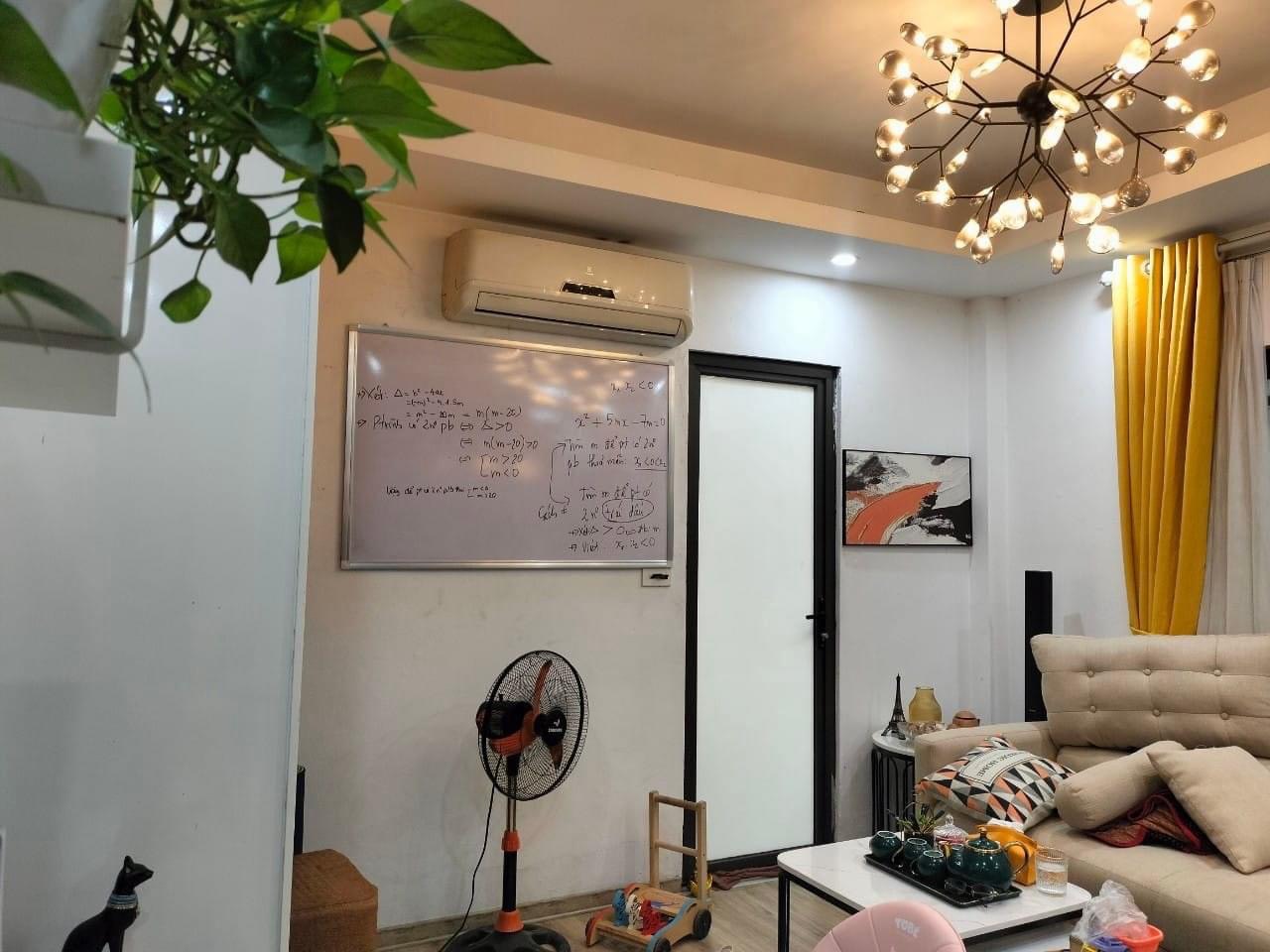 Bán nhà Cầu Giấy ,nhà phố Cầu Giấy ,kinh doanh , ô tô 45mX5tầng ,5.5tỷ Bán nhà Cầu Giấy nhà phố Cầu Giấy vị trí trung tâm quận Cầu Giấy , gần phố Nguyễn khang , đường Láng , Dương Quảng Hàm , Nguyễn Văn Huyên nhiều tiện ích giao thông thuận lợi, gần quận ủy Cầu Giấy,bệnh viện GTVT, gần TTTM, đh Giao Thông , đh Thủ Đô , đh Ngoại Thương,đh Sư Phạm ,công viên Cầu Giấy , công viên Thủ Lệ ,bãi xe……+ Nhà thiết kế 5 tầng đẹp sang trọng nội thất tiện nghi.- Tầng 1 ; khách + bếp . - Tầng 2 3 4: mỗi tầng phòng ngủ, 1 vệ sinh, các phòng full giường tủ, thiết bị. - Tầng 5 phòng thờ, sân phơi. Liên hệ Huấn chuyên bán nhà Cầu Giấy để được tư vấn và xem nhà miễn phí sđt:0971035098(Tôi có rất nhiều nhà phố Cầu Giấy với phân khúc khác nhau!)