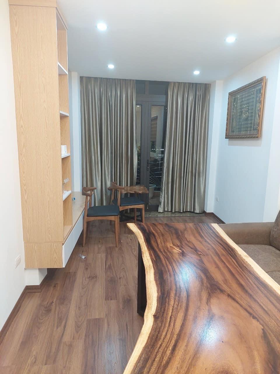 Bán nhà Cầu Giấy ,nhà phố Cầu Giấy ,kinh doanh , ô tô 45mX5tầng ,5.5tỷ Bán nhà Cầu Giấy nhà phố Cầu Giấy vị trí trung tâm quận Cầu Giấy , gần phố Nguyễn khang , đường Láng , Dương Quảng Hàm , Nguyễn Văn Huyên nhiều tiện ích giao thông thuận lợi, gần quận ủy Cầu Giấy,bệnh viện GTVT, gần TTTM, đh Giao Thông , đh Thủ Đô , đh Ngoại Thương,đh Sư Phạm ,công viên Cầu Giấy , công viên Thủ Lệ ,bãi xe……+ Nhà thiết kế 5 tầng đẹp sang trọng nội thất tiện nghi.- Tầng 1 ; khách + bếp . - Tầng 2 3 4: mỗi tầng phòng ngủ, 1 vệ sinh, các phòng full giường tủ, thiết bị. - Tầng 5 phòng thờ, sân phơi. Liên hệ Huấn chuyên bán nhà Cầu Giấy để được tư vấn và xem nhà miễn phí sđt:0971035098(Tôi có rất nhiều nhà phố Cầu Giấy với phân khúc khác nhau!)