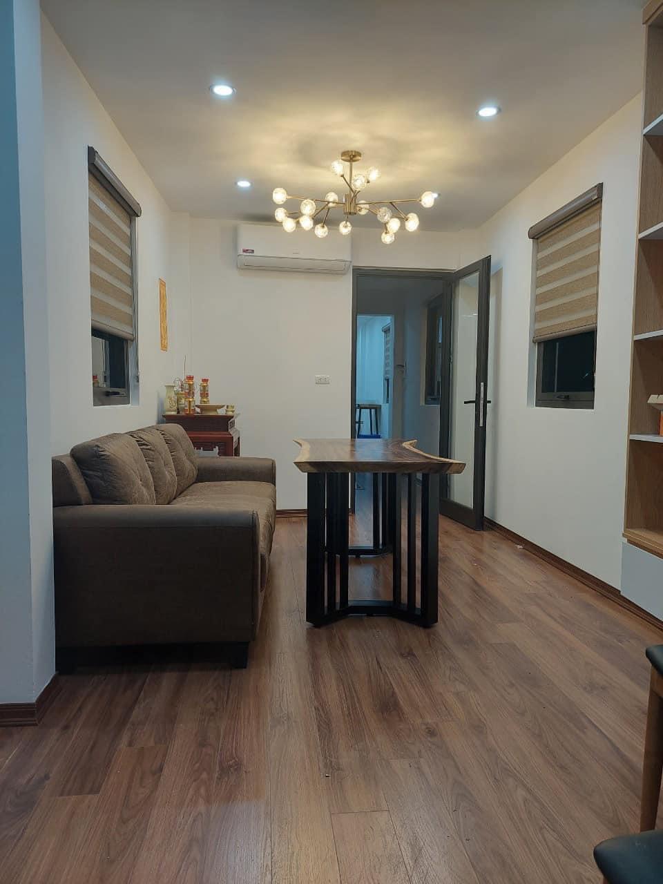 Bán nhà Cầu Giấy ,nhà phố Cầu Giấy ,kinh doanh , ô tô 45mX5tầng ,5.5tỷ Bán nhà Cầu Giấy nhà phố Cầu Giấy vị trí trung tâm quận Cầu Giấy , gần phố Nguyễn khang , đường Láng , Dương Quảng Hàm , Nguyễn Văn Huyên nhiều tiện ích giao thông thuận lợi, gần quận ủy Cầu Giấy,bệnh viện GTVT, gần TTTM, đh Giao Thông , đh Thủ Đô , đh Ngoại Thương,đh Sư Phạm ,công viên Cầu Giấy , công viên Thủ Lệ ,bãi xe……+ Nhà thiết kế 5 tầng đẹp sang trọng nội thất tiện nghi.- Tầng 1 ; khách + bếp . - Tầng 2 3 4: mỗi tầng phòng ngủ, 1 vệ sinh, các phòng full giường tủ, thiết bị. - Tầng 5 phòng thờ, sân phơi. Liên hệ Huấn chuyên bán nhà Cầu Giấy để được tư vấn và xem nhà miễn phí sđt:0971035098(Tôi có rất nhiều nhà phố Cầu Giấy với phân khúc khác nhau!)