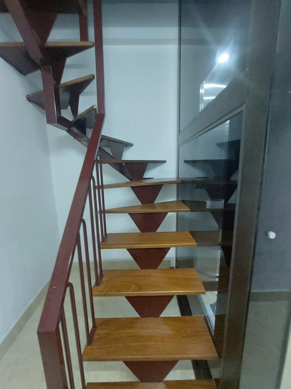 Bán nhà Cầu Giấy ,nhà phố Cầu Giấy ,kinh doanh , ô tô 45mX5tầng ,5.5tỷ Bán nhà Cầu Giấy nhà phố Cầu Giấy vị trí trung tâm quận Cầu Giấy , gần phố Nguyễn khang , đường Láng , Dương Quảng Hàm , Nguyễn Văn Huyên nhiều tiện ích giao thông thuận lợi, gần quận ủy Cầu Giấy,bệnh viện GTVT, gần TTTM, đh Giao Thông , đh Thủ Đô , đh Ngoại Thương,đh Sư Phạm ,công viên Cầu Giấy , công viên Thủ Lệ ,bãi xe……+ Nhà thiết kế 5 tầng đẹp sang trọng nội thất tiện nghi.- Tầng 1 ; khách + bếp . - Tầng 2 3 4: mỗi tầng phòng ngủ, 1 vệ sinh, các phòng full giường tủ, thiết bị. - Tầng 5 phòng thờ, sân phơi. Liên hệ Huấn chuyên bán nhà Cầu Giấy để được tư vấn và xem nhà miễn phí sđt:0971035098(Tôi có rất nhiều nhà phố Cầu Giấy với phân khúc khác nhau!)
