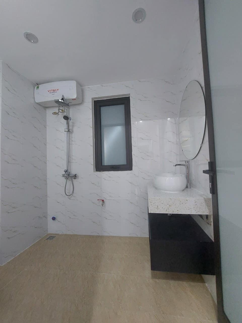 Bán nhà Cầu Giấy ,nhà phố Cầu Giấy ,kinh doanh , ô tô 45mX5tầng ,5.5tỷ Bán nhà Cầu Giấy nhà phố Cầu Giấy vị trí trung tâm quận Cầu Giấy , gần phố Nguyễn khang , đường Láng , Dương Quảng Hàm , Nguyễn Văn Huyên nhiều tiện ích giao thông thuận lợi, gần quận ủy Cầu Giấy,bệnh viện GTVT, gần TTTM, đh Giao Thông , đh Thủ Đô , đh Ngoại Thương,đh Sư Phạm ,công viên Cầu Giấy , công viên Thủ Lệ ,bãi xe……+ Nhà thiết kế 5 tầng đẹp sang trọng nội thất tiện nghi.- Tầng 1 ; khách + bếp . - Tầng 2 3 4: mỗi tầng phòng ngủ, 1 vệ sinh, các phòng full giường tủ, thiết bị. - Tầng 5 phòng thờ, sân phơi. Liên hệ Huấn chuyên bán nhà Cầu Giấy để được tư vấn và xem nhà miễn phí sđt:0971035098(Tôi có rất nhiều nhà phố Cầu Giấy với phân khúc khác nhau!)