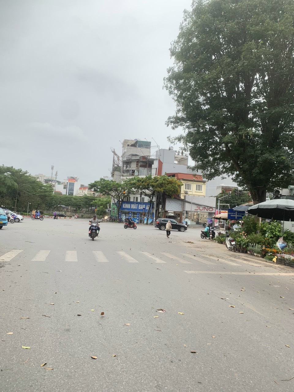 Bán nhà Cầu Giấy ,nhà phố Cầu Giấy ,kinh doanh , ô tô 45mX5tầng ,5.5tỷ Bán nhà Cầu Giấy nhà phố Cầu Giấy vị trí trung tâm quận Cầu Giấy , gần phố Nguyễn khang , đường Láng , Dương Quảng Hàm , Nguyễn Văn Huyên nhiều tiện ích giao thông thuận lợi, gần quận ủy Cầu Giấy,bệnh viện GTVT, gần TTTM, đh Giao Thông , đh Thủ Đô , đh Ngoại Thương,đh Sư Phạm ,công viên Cầu Giấy , công viên Thủ Lệ ,bãi xe……+ Nhà thiết kế 5 tầng đẹp sang trọng nội thất tiện nghi.- Tầng 1 ; khách + bếp . - Tầng 2 3 4: mỗi tầng phòng ngủ, 1 vệ sinh, các phòng full giường tủ, thiết bị. - Tầng 5 phòng thờ, sân phơi. Liên hệ Huấn chuyên bán nhà Cầu Giấy để được tư vấn và xem nhà miễn phí sđt:0971035098(Tôi có rất nhiều nhà phố Cầu Giấy với phân khúc khác nhau!)