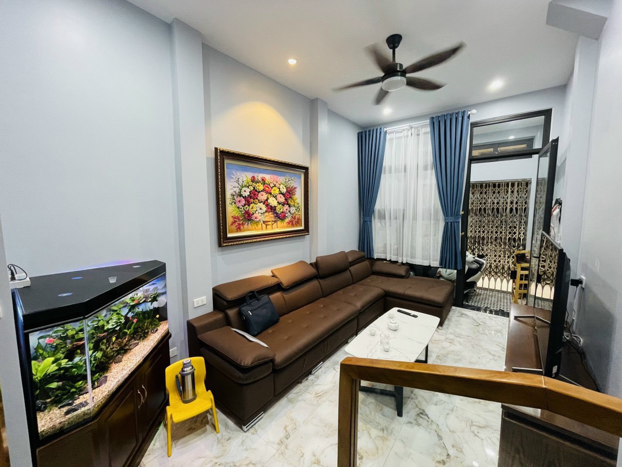 Bán nhà Cầu Giấy ,nhà phố Cầu Giấy ,kinh doanh , ô tô 45mX5tầng ,5.5tỷ Bán nhà Cầu Giấy nhà phố Cầu Giấy vị trí trung tâm quận Cầu Giấy , gần phố Nguyễn khang , đường Láng , Dương Quảng Hàm , Nguyễn Văn Huyên nhiều tiện ích giao thông thuận lợi, gần quận ủy Cầu Giấy,bệnh viện GTVT, gần TTTM, đh Giao Thông , đh Thủ Đô , đh Ngoại Thương,đh Sư Phạm ,công viên Cầu Giấy , công viên Thủ Lệ ,bãi xe……+ Nhà thiết kế 5 tầng đẹp sang trọng nội thất tiện nghi.- Tầng 1 ; khách + bếp . - Tầng 2 3 4: mỗi tầng phòng ngủ, 1 vệ sinh, các phòng full giường tủ, thiết bị. - Tầng 5 phòng thờ, sân phơi. Liên hệ Huấn chuyên bán nhà Cầu Giấy để được tư vấn và xem nhà miễn phí sđt:0971035098(Tôi có rất nhiều nhà phố Cầu Giấy với phân khúc khác nhau!)