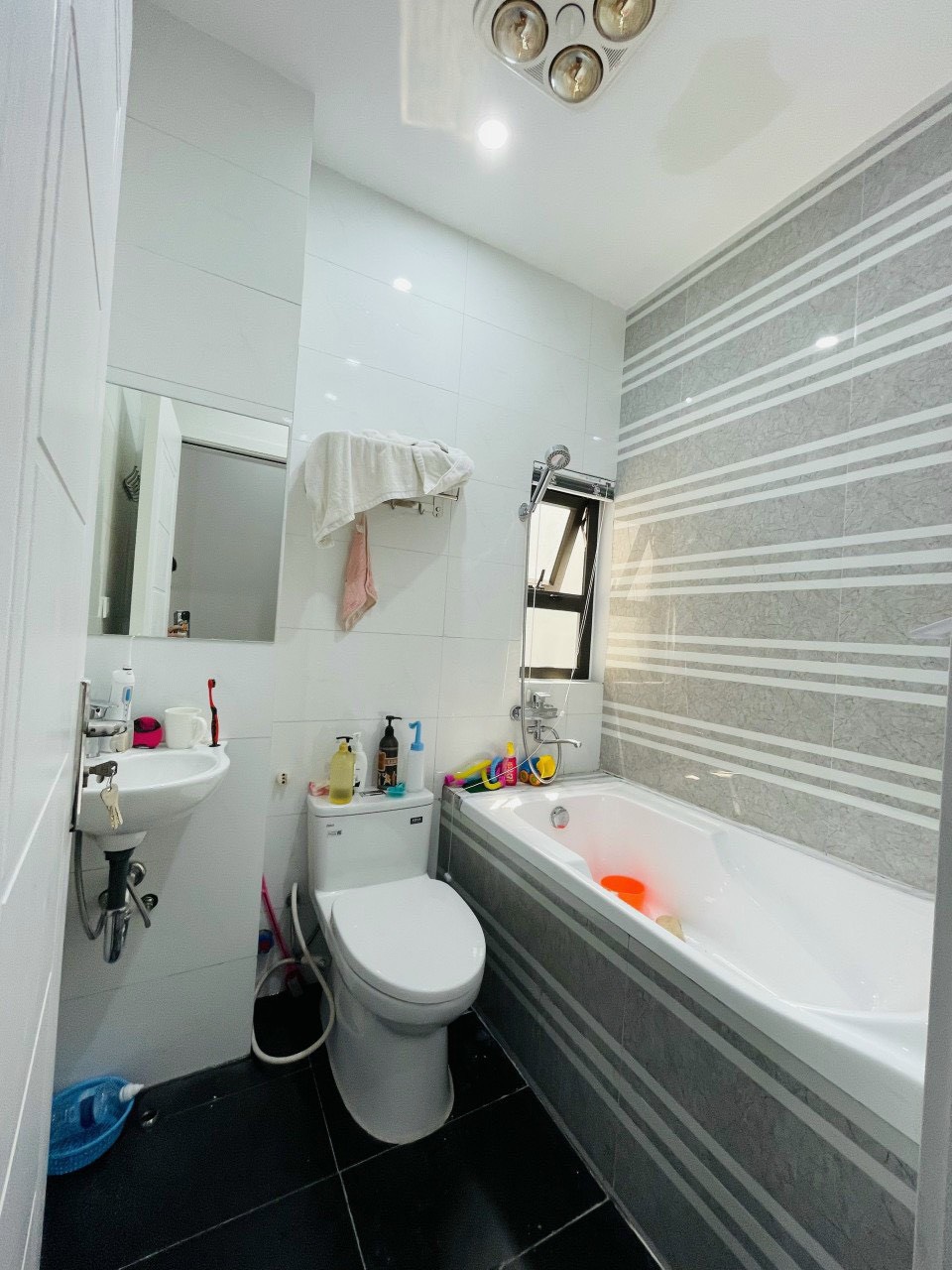 Bán nhà Cầu Giấy ,nhà phố Cầu Giấy ,kinh doanh , ô tô 45mX5tầng ,5.5tỷ Bán nhà Cầu Giấy nhà phố Cầu Giấy vị trí trung tâm quận Cầu Giấy , gần phố Nguyễn khang , đường Láng , Dương Quảng Hàm , Nguyễn Văn Huyên nhiều tiện ích giao thông thuận lợi, gần quận ủy Cầu Giấy,bệnh viện GTVT, gần TTTM, đh Giao Thông , đh Thủ Đô , đh Ngoại Thương,đh Sư Phạm ,công viên Cầu Giấy , công viên Thủ Lệ ,bãi xe……+ Nhà thiết kế 5 tầng đẹp sang trọng nội thất tiện nghi.- Tầng 1 ; khách + bếp . - Tầng 2 3 4: mỗi tầng phòng ngủ, 1 vệ sinh, các phòng full giường tủ, thiết bị. - Tầng 5 phòng thờ, sân phơi. Liên hệ Huấn chuyên bán nhà Cầu Giấy để được tư vấn và xem nhà miễn phí sđt:0971035098(Tôi có rất nhiều nhà phố Cầu Giấy với phân khúc khác nhau!)