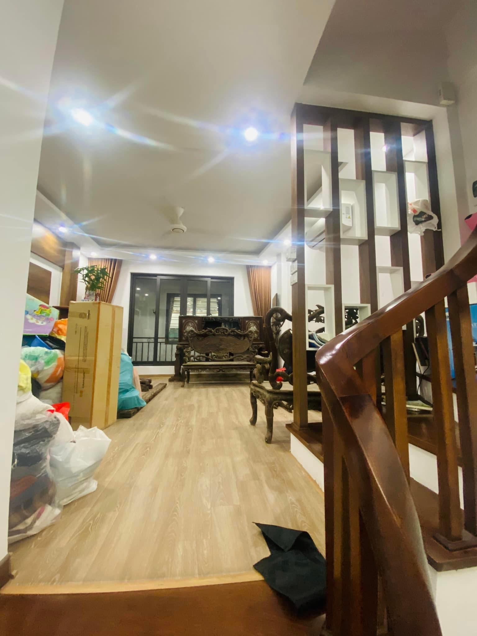 Bán nhà Cầu Giấy ,nhà phố Cầu Giấy ,kinh doanh , ô tô 45mX5tầng ,5.5tỷ Bán nhà Cầu Giấy nhà phố Cầu Giấy vị trí trung tâm quận Cầu Giấy , gần phố Nguyễn khang , đường Láng , Dương Quảng Hàm , Nguyễn Văn Huyên nhiều tiện ích giao thông thuận lợi, gần quận ủy Cầu Giấy,bệnh viện GTVT, gần TTTM, đh Giao Thông , đh Thủ Đô , đh Ngoại Thương,đh Sư Phạm ,công viên Cầu Giấy , công viên Thủ Lệ ,bãi xe……+ Nhà thiết kế 5 tầng đẹp sang trọng nội thất tiện nghi.- Tầng 1 ; khách + bếp . - Tầng 2 3 4: mỗi tầng phòng ngủ, 1 vệ sinh, các phòng full giường tủ, thiết bị. - Tầng 5 phòng thờ, sân phơi. Liên hệ Huấn chuyên bán nhà Cầu Giấy để được tư vấn và xem nhà miễn phí sđt:0971035098(Tôi có rất nhiều nhà phố Cầu Giấy với phân khúc khác nhau!)