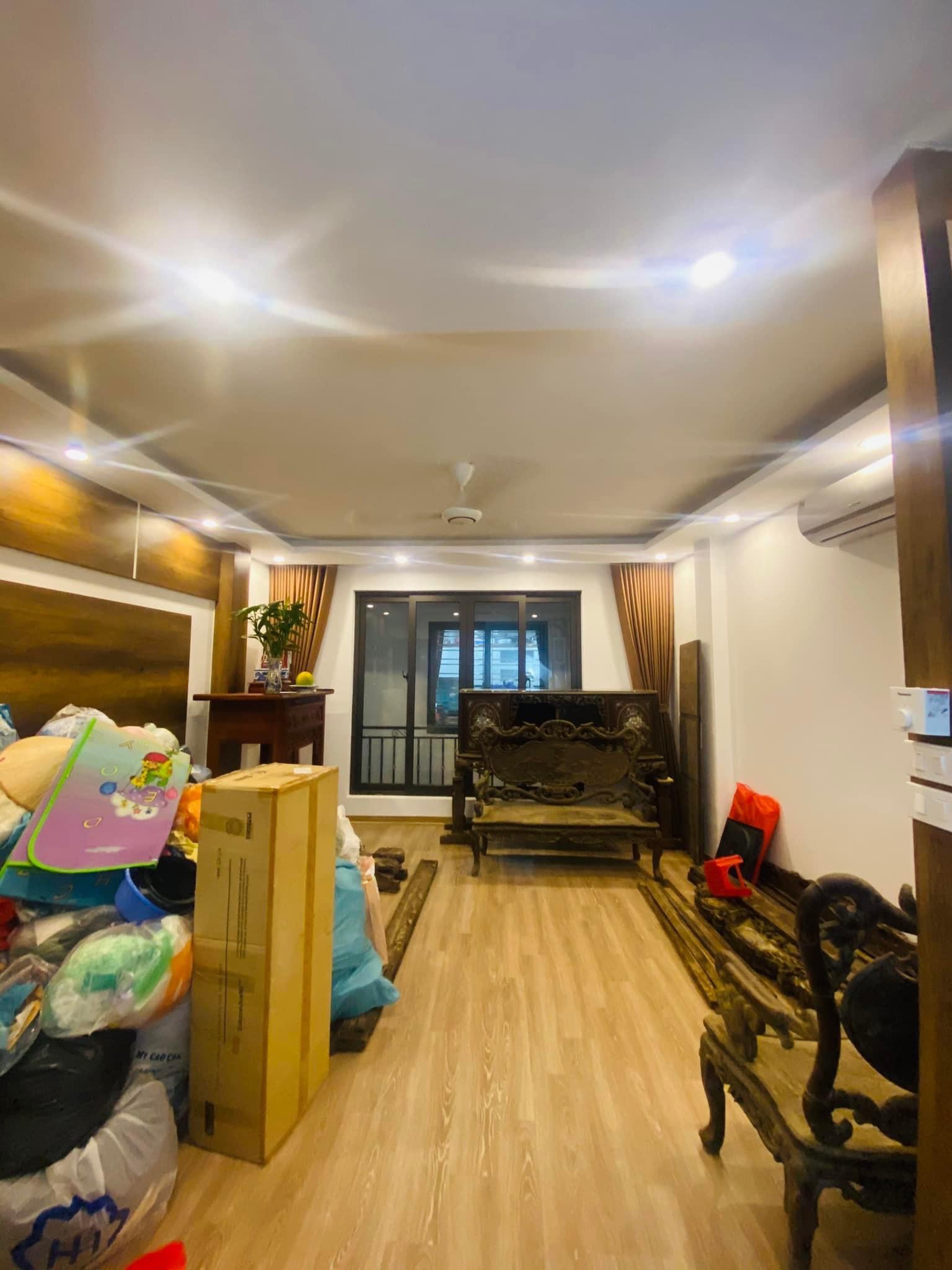 Bán nhà Cầu Giấy ,nhà phố Cầu Giấy ,kinh doanh , ô tô 45mX5tầng ,5.5tỷ Bán nhà Cầu Giấy nhà phố Cầu Giấy vị trí trung tâm quận Cầu Giấy , gần phố Nguyễn khang , đường Láng , Dương Quảng Hàm , Nguyễn Văn Huyên nhiều tiện ích giao thông thuận lợi, gần quận ủy Cầu Giấy,bệnh viện GTVT, gần TTTM, đh Giao Thông , đh Thủ Đô , đh Ngoại Thương,đh Sư Phạm ,công viên Cầu Giấy , công viên Thủ Lệ ,bãi xe……+ Nhà thiết kế 5 tầng đẹp sang trọng nội thất tiện nghi.- Tầng 1 ; khách + bếp . - Tầng 2 3 4: mỗi tầng phòng ngủ, 1 vệ sinh, các phòng full giường tủ, thiết bị. - Tầng 5 phòng thờ, sân phơi. Liên hệ Huấn chuyên bán nhà Cầu Giấy để được tư vấn và xem nhà miễn phí sđt:0971035098(Tôi có rất nhiều nhà phố Cầu Giấy với phân khúc khác nhau!)