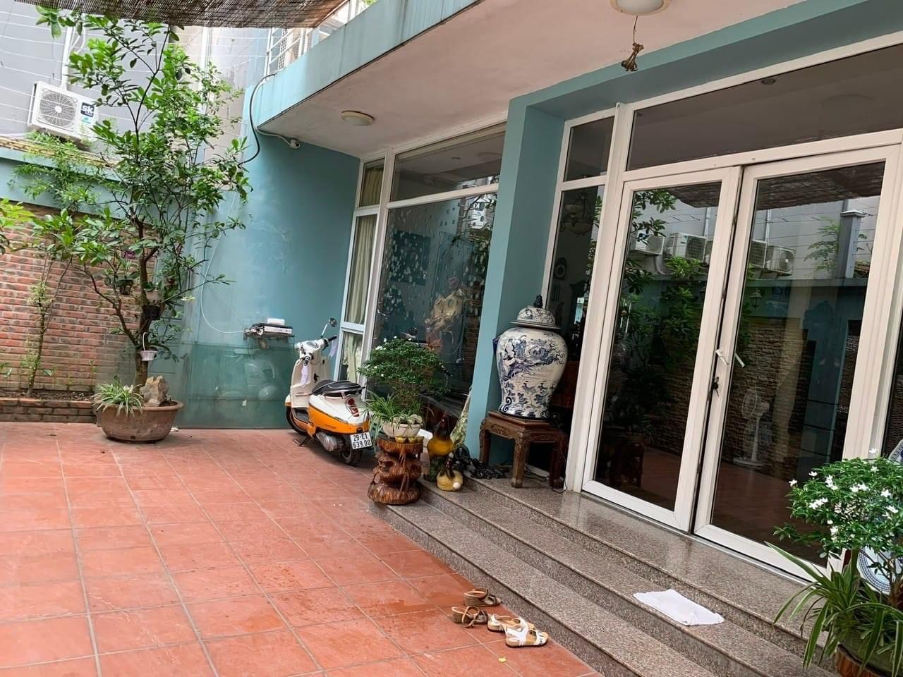 Bán nhà Cầu Giấy ,nhà phố Cầu Giấy ,kinh doanh , ô tô 45mX5tầng ,5.5tỷ Bán nhà Cầu Giấy nhà phố Cầu Giấy vị trí trung tâm quận Cầu Giấy , gần phố Nguyễn khang , đường Láng , Dương Quảng Hàm , Nguyễn Văn Huyên nhiều tiện ích giao thông thuận lợi, gần quận ủy Cầu Giấy,bệnh viện GTVT, gần TTTM, đh Giao Thông , đh Thủ Đô , đh Ngoại Thương,đh Sư Phạm ,công viên Cầu Giấy , công viên Thủ Lệ ,bãi xe……+ Nhà thiết kế 5 tầng đẹp sang trọng nội thất tiện nghi.- Tầng 1 ; khách + bếp . - Tầng 2 3 4: mỗi tầng phòng ngủ, 1 vệ sinh, các phòng full giường tủ, thiết bị. - Tầng 5 phòng thờ, sân phơi. Liên hệ Huấn chuyên bán nhà Cầu Giấy để được tư vấn và xem nhà miễn phí sđt:0971035098(Tôi có rất nhiều nhà phố Cầu Giấy với phân khúc khác nhau!)
