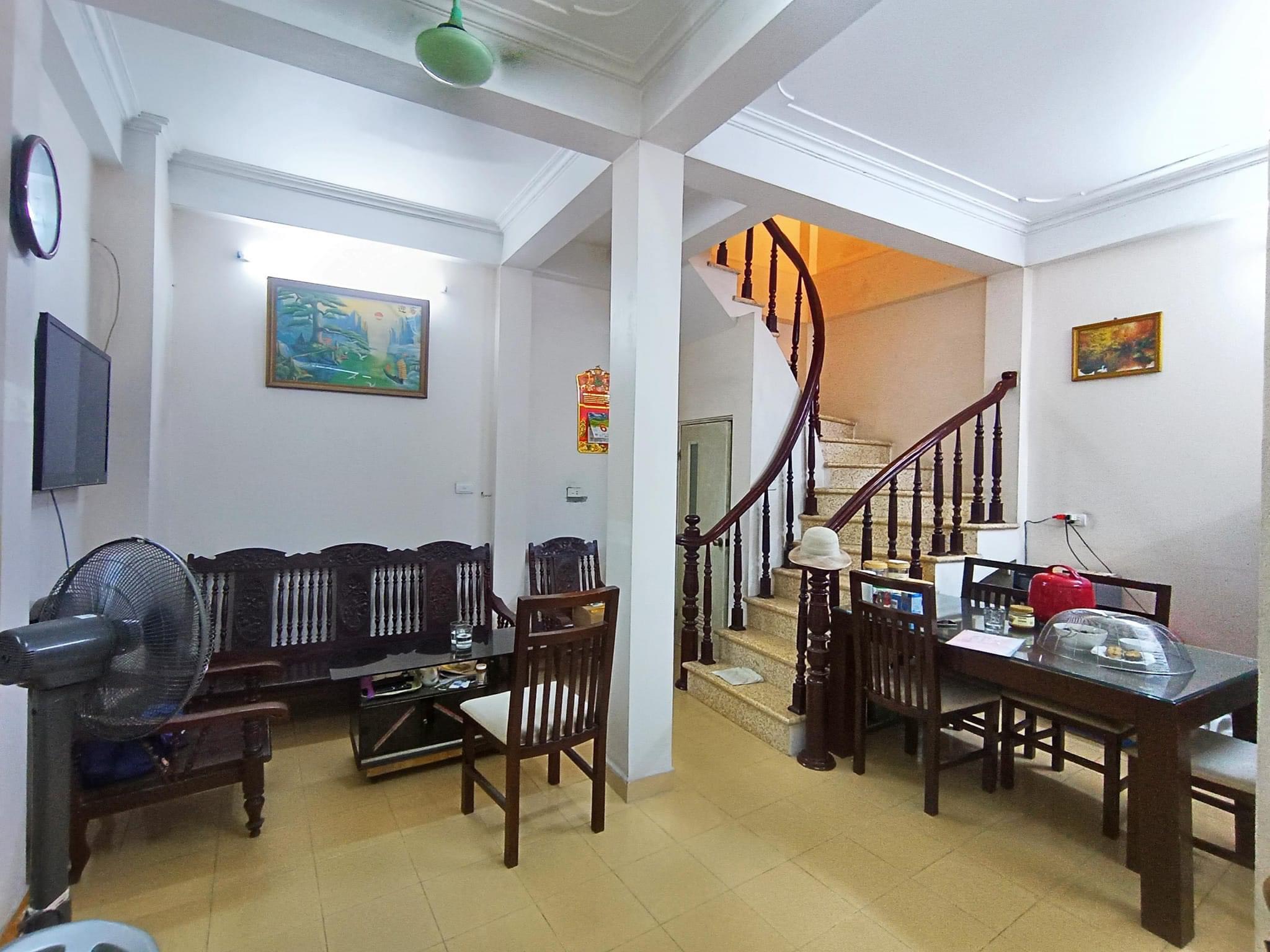 Bán nhà Cầu Giấy ,nhà phố Cầu Giấy ,kinh doanh , ô tô 45mX5tầng ,5.5tỷ Bán nhà Cầu Giấy nhà phố Cầu Giấy vị trí trung tâm quận Cầu Giấy , gần phố Nguyễn khang , đường Láng , Dương Quảng Hàm , Nguyễn Văn Huyên nhiều tiện ích giao thông thuận lợi, gần quận ủy Cầu Giấy,bệnh viện GTVT, gần TTTM, đh Giao Thông , đh Thủ Đô , đh Ngoại Thương,đh Sư Phạm ,công viên Cầu Giấy , công viên Thủ Lệ ,bãi xe……+ Nhà thiết kế 5 tầng đẹp sang trọng nội thất tiện nghi.- Tầng 1 ; khách + bếp . - Tầng 2 3 4: mỗi tầng phòng ngủ, 1 vệ sinh, các phòng full giường tủ, thiết bị. - Tầng 5 phòng thờ, sân phơi. Liên hệ Huấn chuyên bán nhà Cầu Giấy để được tư vấn và xem nhà miễn phí sđt:0971035098(Tôi có rất nhiều nhà phố Cầu Giấy với phân khúc khác nhau!)