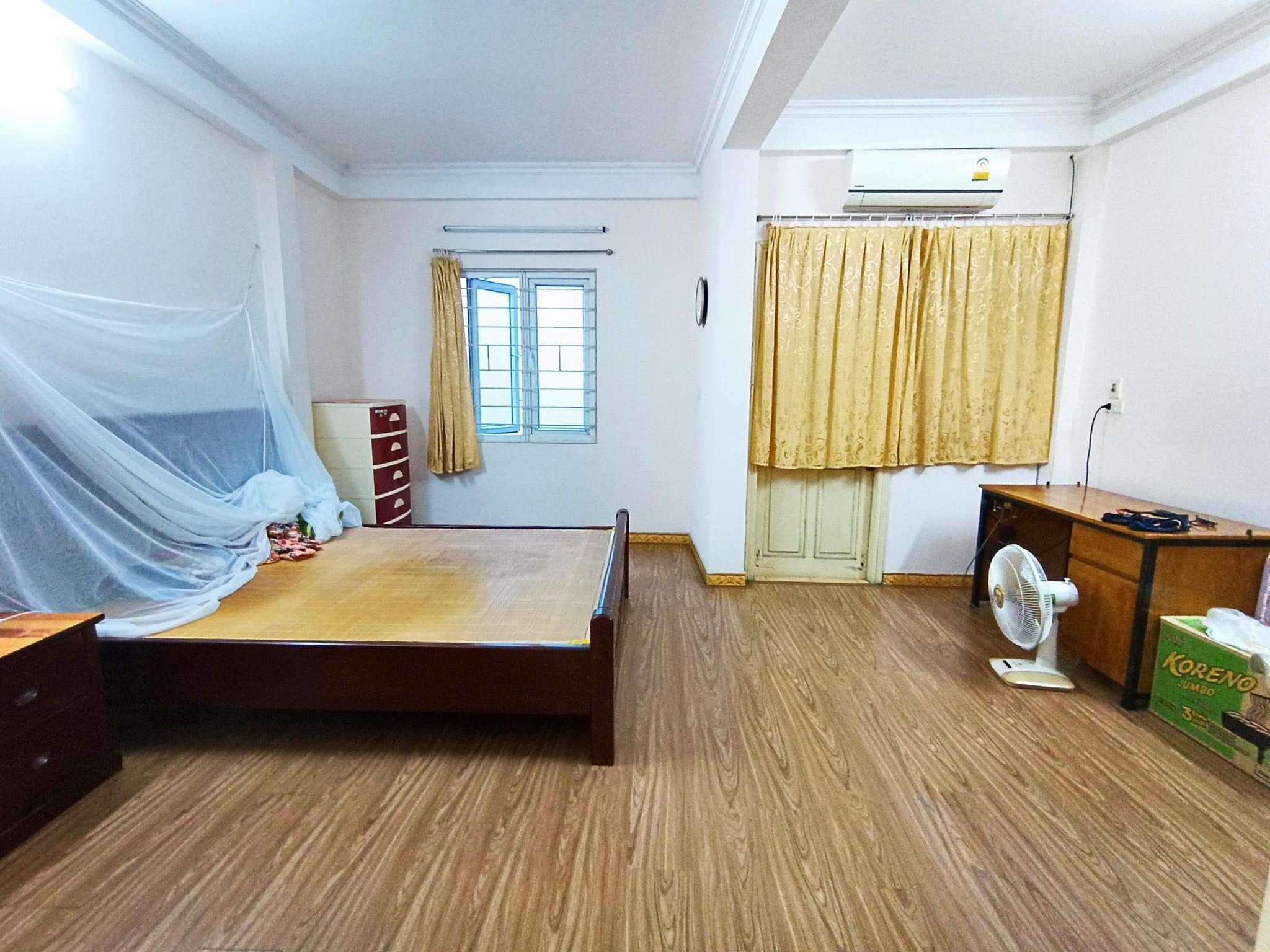 Bán nhà Cầu Giấy ,nhà phố Cầu Giấy ,kinh doanh , ô tô 45mX5tầng ,5.5tỷ Bán nhà Cầu Giấy nhà phố Cầu Giấy vị trí trung tâm quận Cầu Giấy , gần phố Nguyễn khang , đường Láng , Dương Quảng Hàm , Nguyễn Văn Huyên nhiều tiện ích giao thông thuận lợi, gần quận ủy Cầu Giấy,bệnh viện GTVT, gần TTTM, đh Giao Thông , đh Thủ Đô , đh Ngoại Thương,đh Sư Phạm ,công viên Cầu Giấy , công viên Thủ Lệ ,bãi xe……+ Nhà thiết kế 5 tầng đẹp sang trọng nội thất tiện nghi.- Tầng 1 ; khách + bếp . - Tầng 2 3 4: mỗi tầng phòng ngủ, 1 vệ sinh, các phòng full giường tủ, thiết bị. - Tầng 5 phòng thờ, sân phơi. Liên hệ Huấn chuyên bán nhà Cầu Giấy để được tư vấn và xem nhà miễn phí sđt:0971035098(Tôi có rất nhiều nhà phố Cầu Giấy với phân khúc khác nhau!)