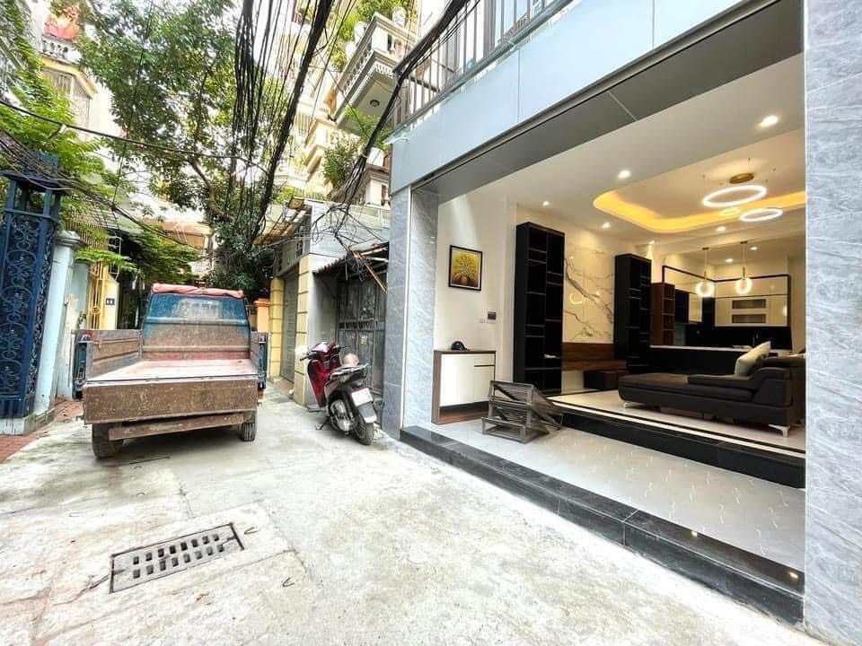 Bán nhà Cầu Giấy ,nhà phố Cầu Giấy ,kinh doanh , ô tô 45mX5tầng ,5.5tỷ Bán nhà Cầu Giấy nhà phố Cầu Giấy vị trí trung tâm quận Cầu Giấy , gần phố Nguyễn khang , đường Láng , Dương Quảng Hàm , Nguyễn Văn Huyên nhiều tiện ích giao thông thuận lợi, gần quận ủy Cầu Giấy,bệnh viện GTVT, gần TTTM, đh Giao Thông , đh Thủ Đô , đh Ngoại Thương,đh Sư Phạm ,công viên Cầu Giấy , công viên Thủ Lệ ,bãi xe……+ Nhà thiết kế 5 tầng đẹp sang trọng nội thất tiện nghi.- Tầng 1 ; khách + bếp . - Tầng 2 3 4: mỗi tầng phòng ngủ, 1 vệ sinh, các phòng full giường tủ, thiết bị. - Tầng 5 phòng thờ, sân phơi. Liên hệ Huấn chuyên bán nhà Cầu Giấy để được tư vấn và xem nhà miễn phí sđt:0971035098(Tôi có rất nhiều nhà phố Cầu Giấy với phân khúc khác nhau!)