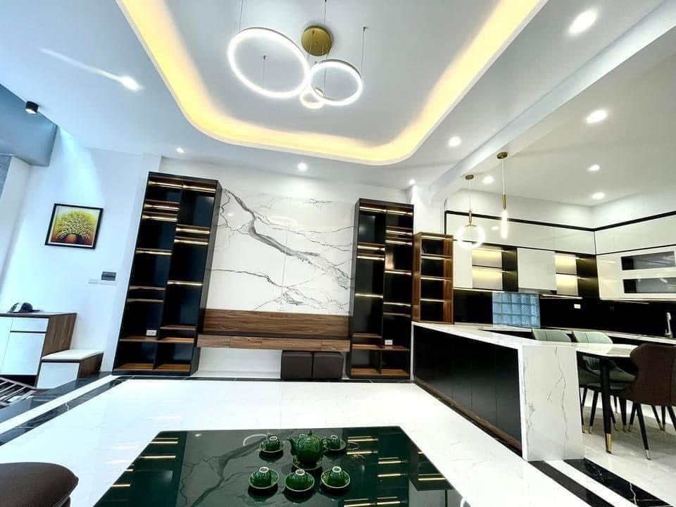 Bán nhà Cầu Giấy ,nhà phố Cầu Giấy ,kinh doanh , ô tô 45mX5tầng ,5.5tỷ Bán nhà Cầu Giấy nhà phố Cầu Giấy vị trí trung tâm quận Cầu Giấy , gần phố Nguyễn khang , đường Láng , Dương Quảng Hàm , Nguyễn Văn Huyên nhiều tiện ích giao thông thuận lợi, gần quận ủy Cầu Giấy,bệnh viện GTVT, gần TTTM, đh Giao Thông , đh Thủ Đô , đh Ngoại Thương,đh Sư Phạm ,công viên Cầu Giấy , công viên Thủ Lệ ,bãi xe……+ Nhà thiết kế 5 tầng đẹp sang trọng nội thất tiện nghi.- Tầng 1 ; khách + bếp . - Tầng 2 3 4: mỗi tầng phòng ngủ, 1 vệ sinh, các phòng full giường tủ, thiết bị. - Tầng 5 phòng thờ, sân phơi. Liên hệ Huấn chuyên bán nhà Cầu Giấy để được tư vấn và xem nhà miễn phí sđt:0971035098(Tôi có rất nhiều nhà phố Cầu Giấy với phân khúc khác nhau!)