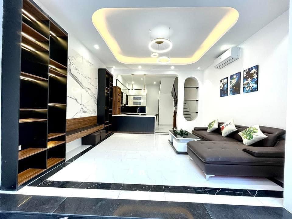 Bán nhà Cầu Giấy ,nhà phố Cầu Giấy ,kinh doanh , ô tô 45mX5tầng ,5.5tỷ Bán nhà Cầu Giấy nhà phố Cầu Giấy vị trí trung tâm quận Cầu Giấy , gần phố Nguyễn khang , đường Láng , Dương Quảng Hàm , Nguyễn Văn Huyên nhiều tiện ích giao thông thuận lợi, gần quận ủy Cầu Giấy,bệnh viện GTVT, gần TTTM, đh Giao Thông , đh Thủ Đô , đh Ngoại Thương,đh Sư Phạm ,công viên Cầu Giấy , công viên Thủ Lệ ,bãi xe……+ Nhà thiết kế 5 tầng đẹp sang trọng nội thất tiện nghi.- Tầng 1 ; khách + bếp . - Tầng 2 3 4: mỗi tầng phòng ngủ, 1 vệ sinh, các phòng full giường tủ, thiết bị. - Tầng 5 phòng thờ, sân phơi. Liên hệ Huấn chuyên bán nhà Cầu Giấy để được tư vấn và xem nhà miễn phí sđt:0971035098(Tôi có rất nhiều nhà phố Cầu Giấy với phân khúc khác nhau!)